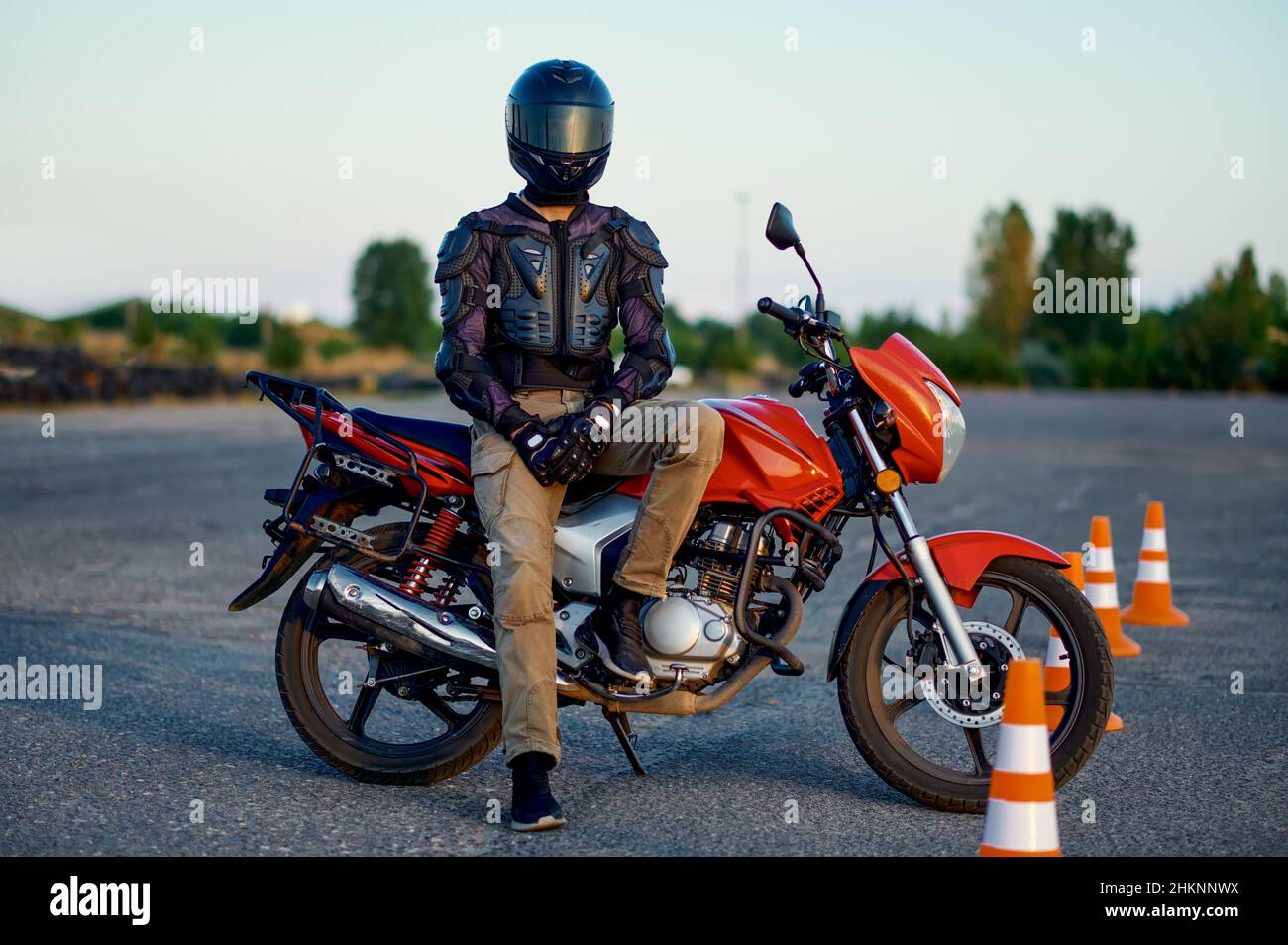 Un étudiant pose sur une moto, une école de moto Banque D'Images