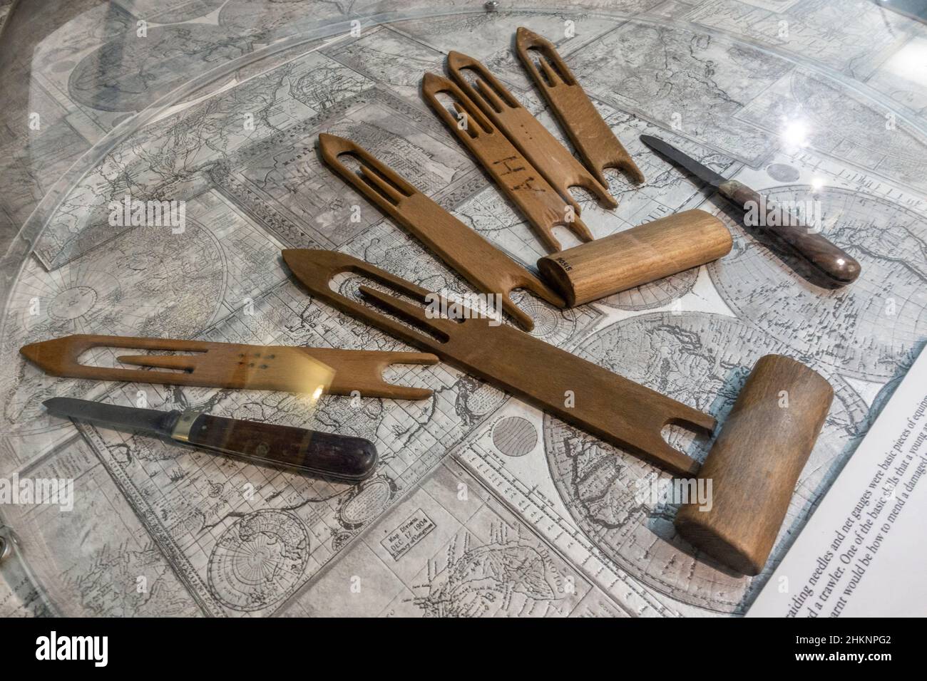 Aiguilles de tressage et jauges à filet utilisées pour fixer des filets sur un chalutier de pêche exposé au Centre du patrimoine de pêche de Grimsby, Grimsby, Royaume-Uni. Banque D'Images
