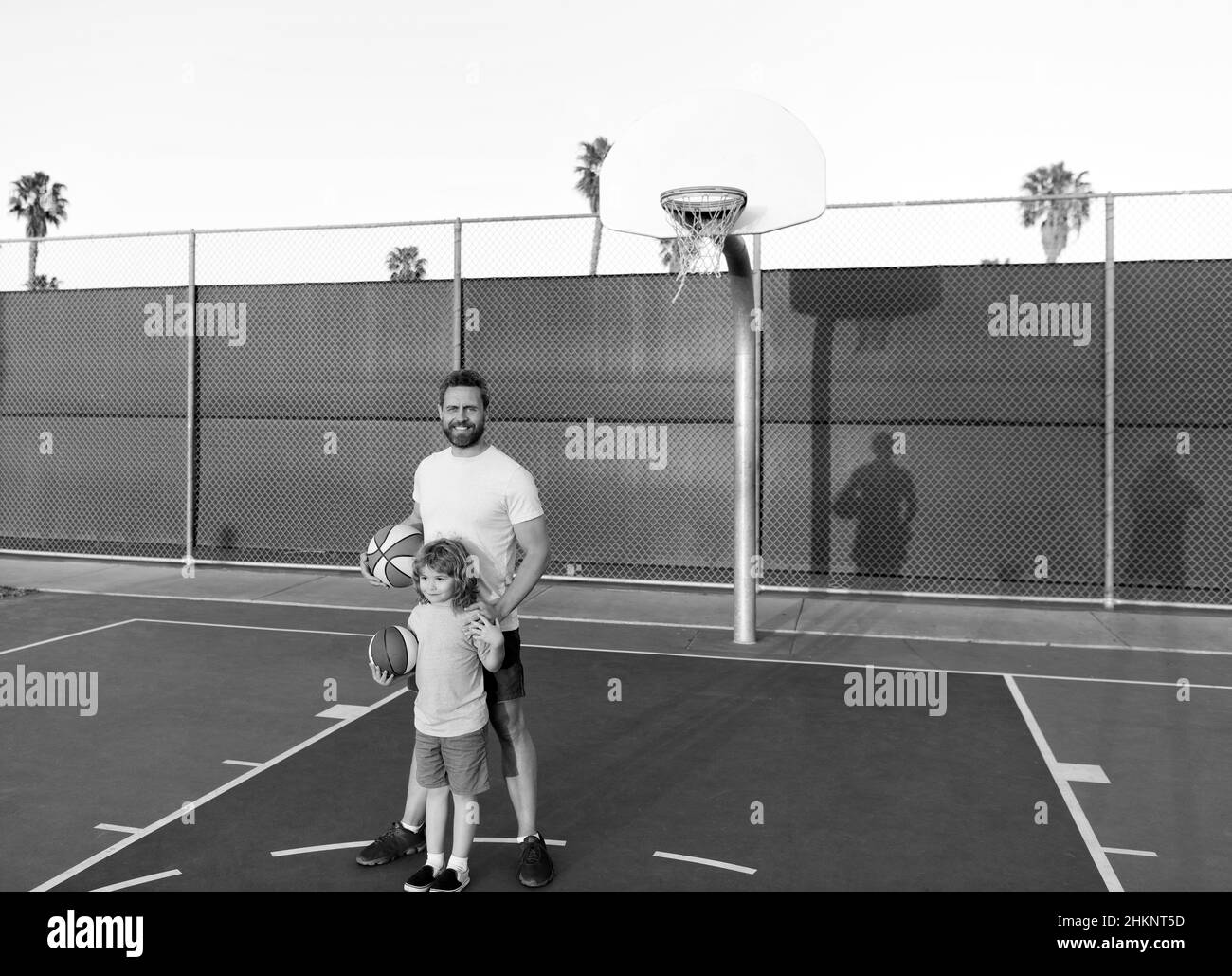 enfance et paternité. joueur avec entraîneur. passer du temps ensemble. père et fils jouent au basket-ball Banque D'Images