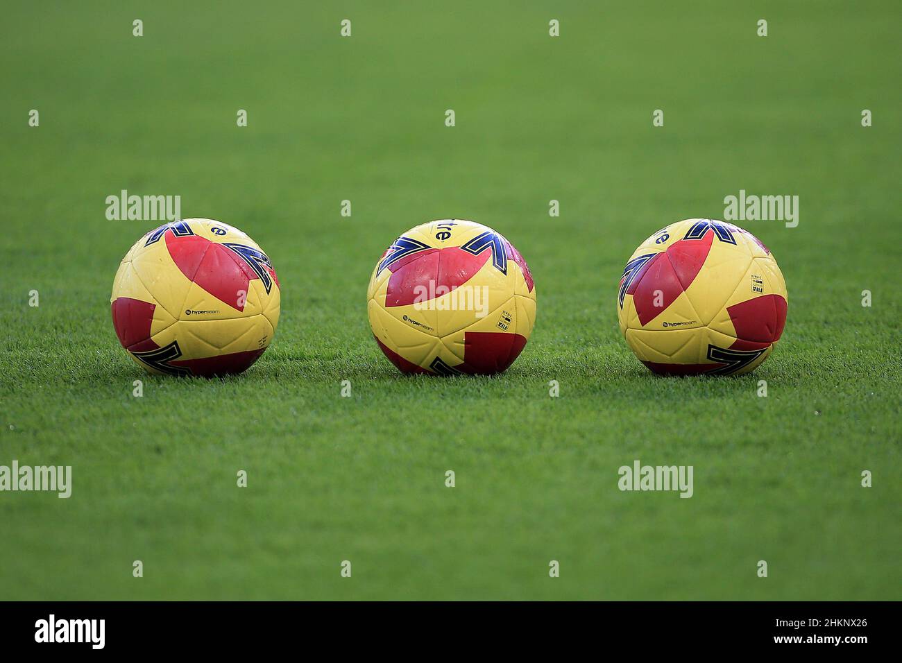 Londres, Royaume-Uni.05th févr. 2022.Les ballons de football sont vus sur le terrain avant l'échauffement de pré-match.Emirates FA Cup 4th Round Match, Chelsea contre Plymouth Argyle au Stamford Bridge à Londres le samedi 5th février 2022. Cette image ne peut être utilisée qu'à des fins éditoriales.Utilisation éditoriale uniquement, licence requise pour une utilisation commerciale.Aucune utilisation dans les Paris, les jeux ou les publications d'un seul club/ligue/joueur. photo par Steffan Bowen/Andrew Orchard sports photographie/Alay Live news crédit: Andrew Orchard sports photographie/Alay Live News Banque D'Images