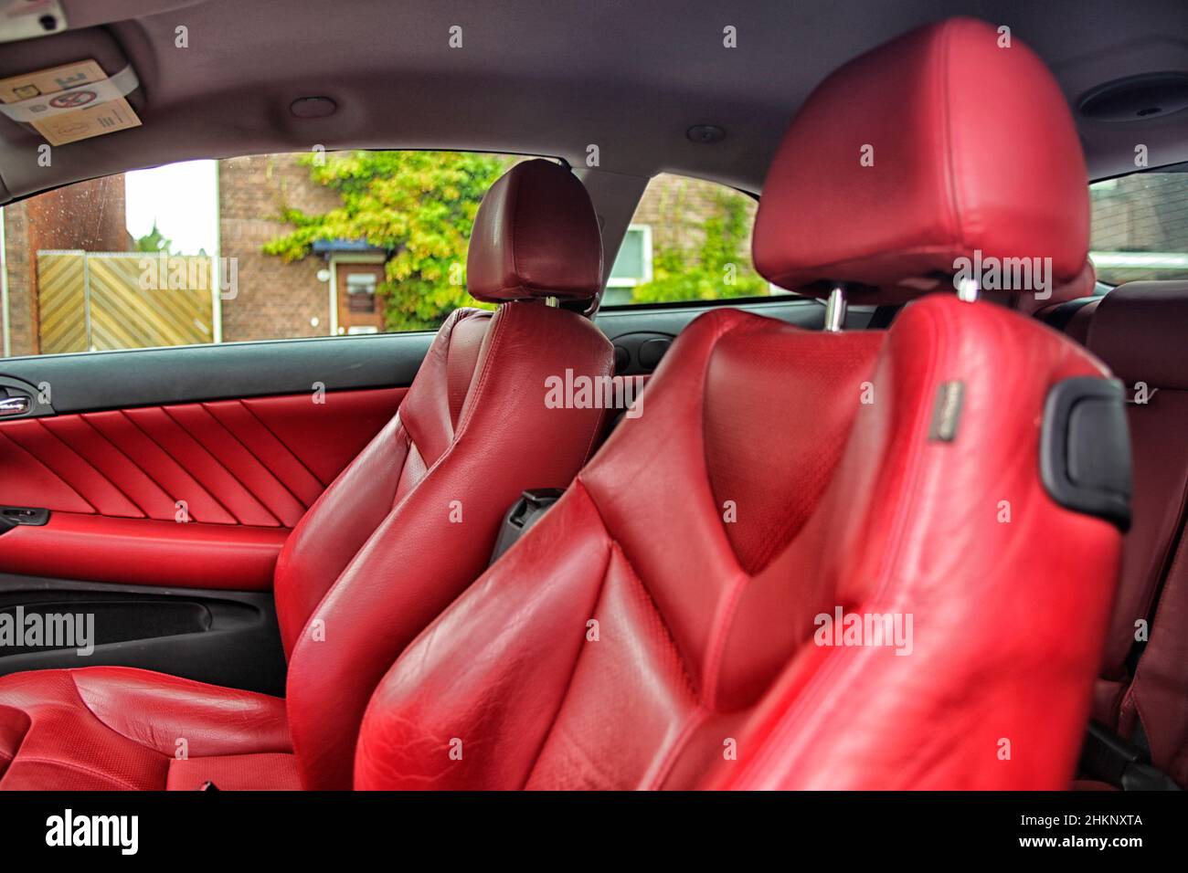 Partie en cuir rouge avec coutures.Intérieur d'une voiture de luxe. Banque D'Images