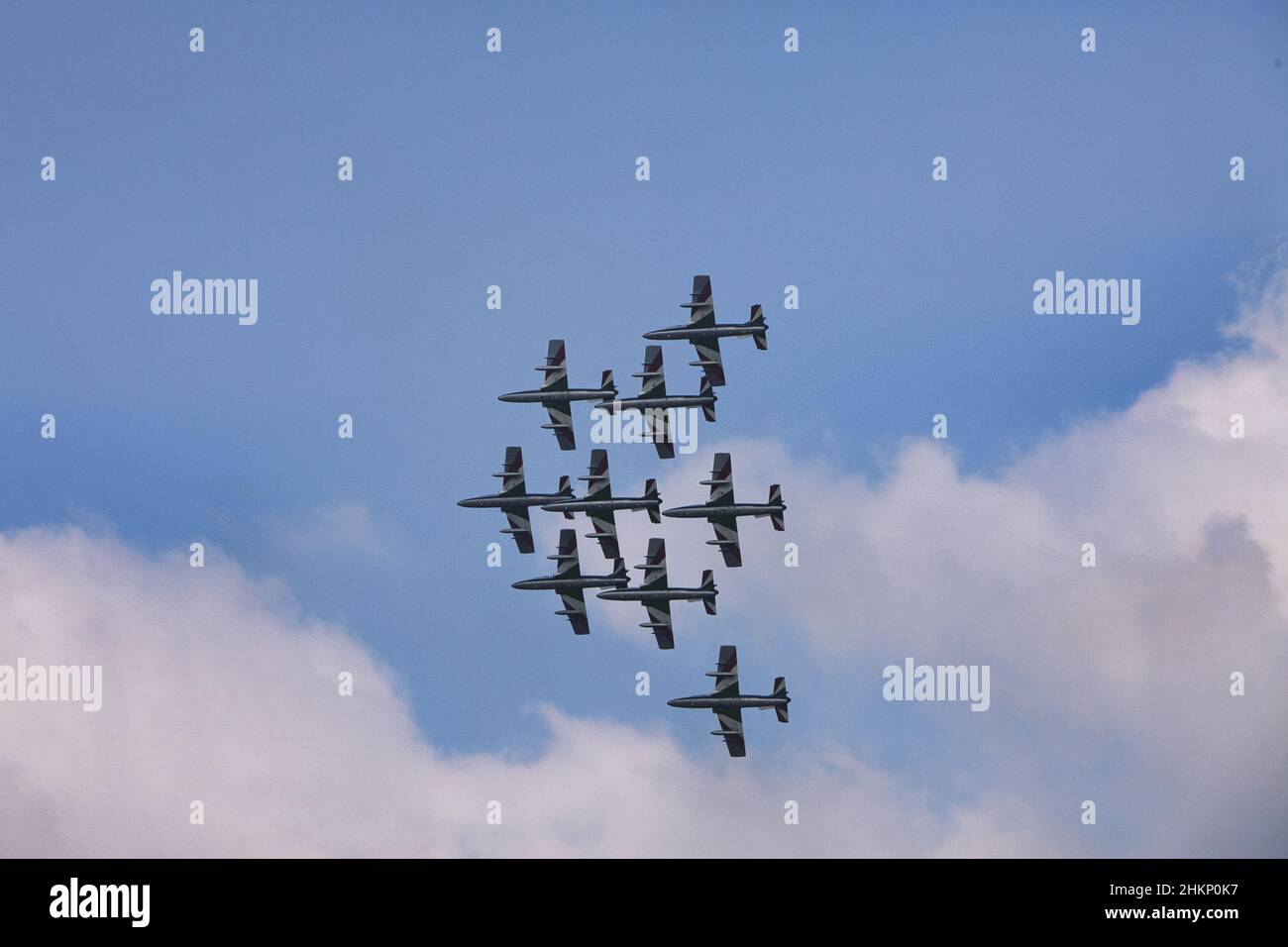 Vue panoramique sur les avions de la Royal Belgian Air Force volant dans le ciel nuageux Banque D'Images