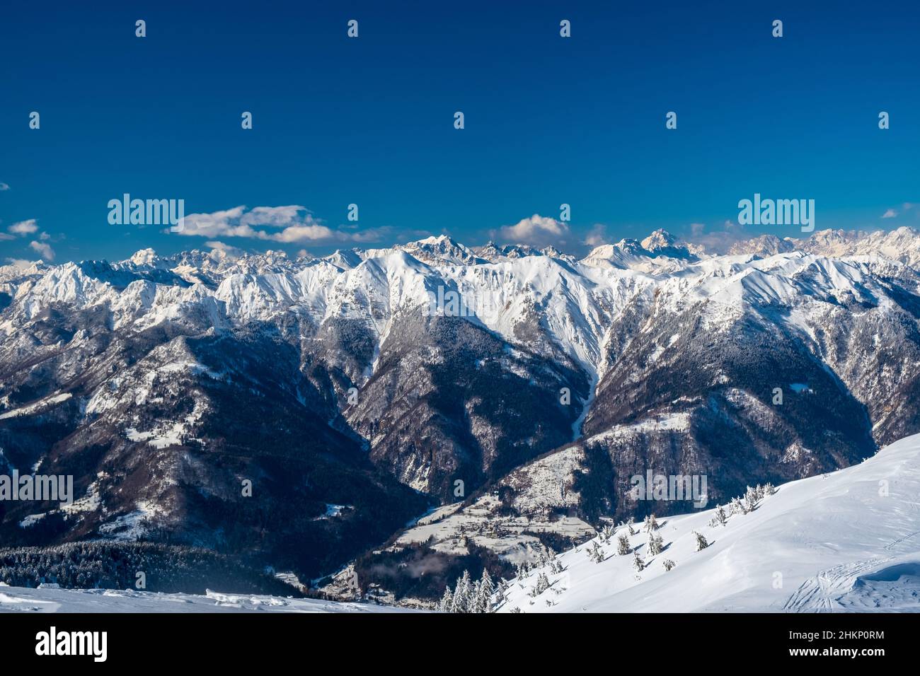 Sur le mont Zoncolan, les alpes carniques après une grosse chute de neige. Province d'Udine, région de Friuli-Venezia Giulia, Italie Banque D'Images