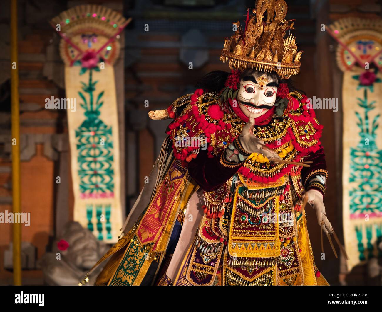 Spectacle de danse balinais avec masque de Topeng et cérémonie rituelle au temple de Pura Saraswati à Ubud, Bali, Indonésie. Banque D'Images
