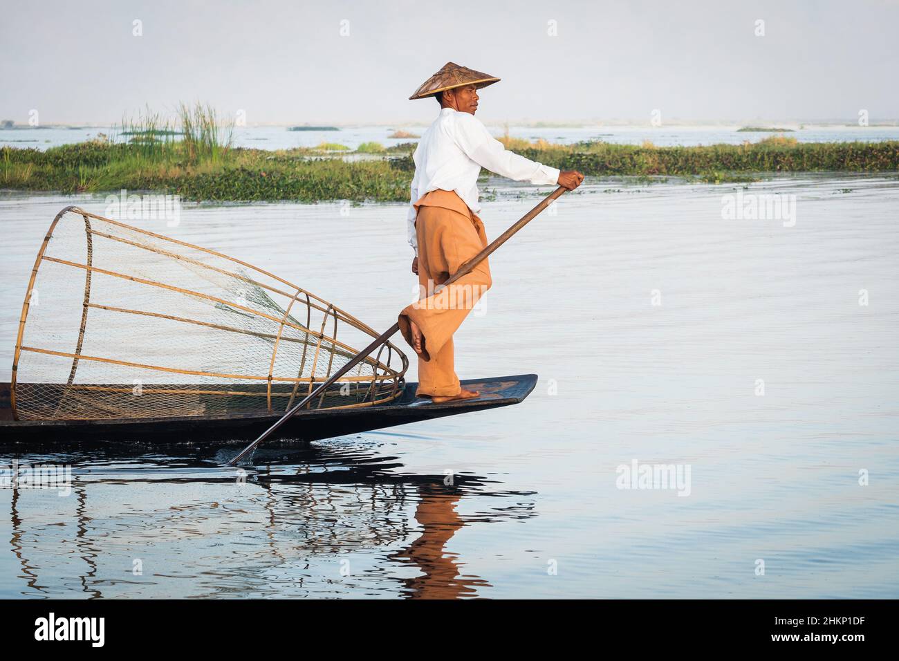 Intha pêche à l'aviron dans un style traditionnel sur le lac Inle, Shan State, Myanmar (Birmanie). Banque D'Images
