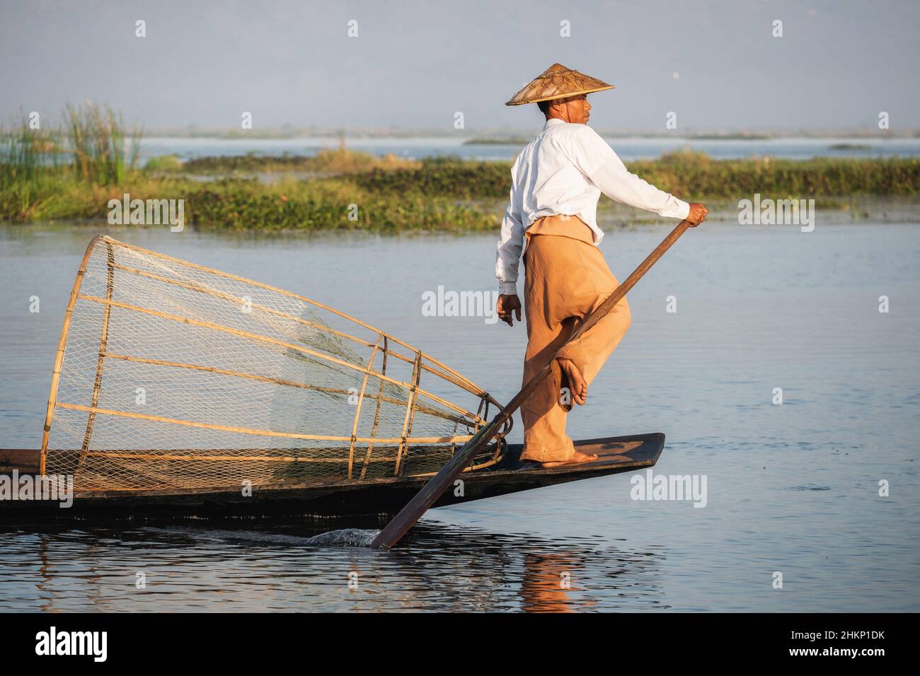 Intha pêche à l'aviron dans un style traditionnel sur le lac Inle, Shan State, Myanmar (Birmanie). Banque D'Images