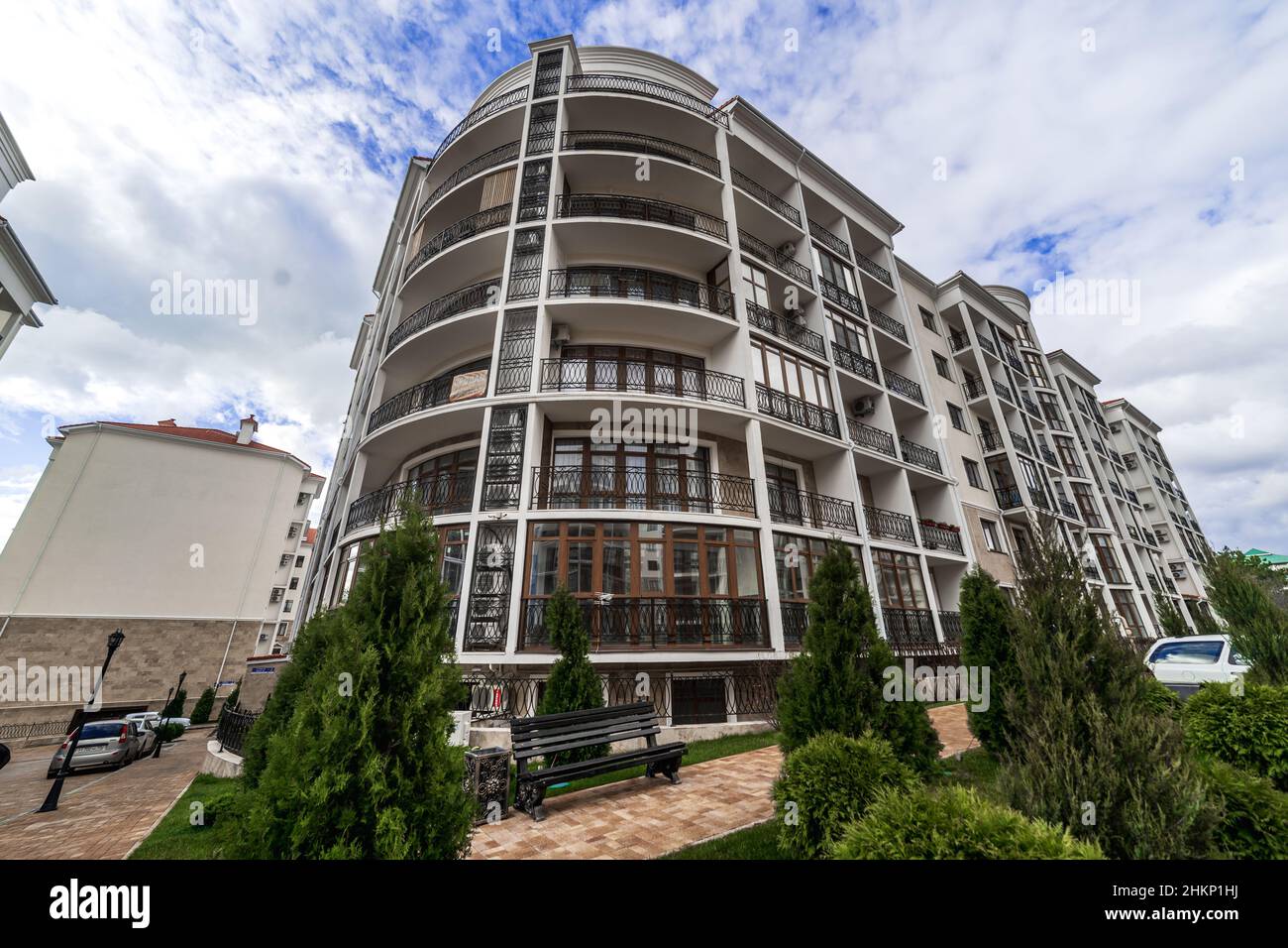 Un grand balcon incurvé d'un bâtiment de plusieurs étages avec des ...