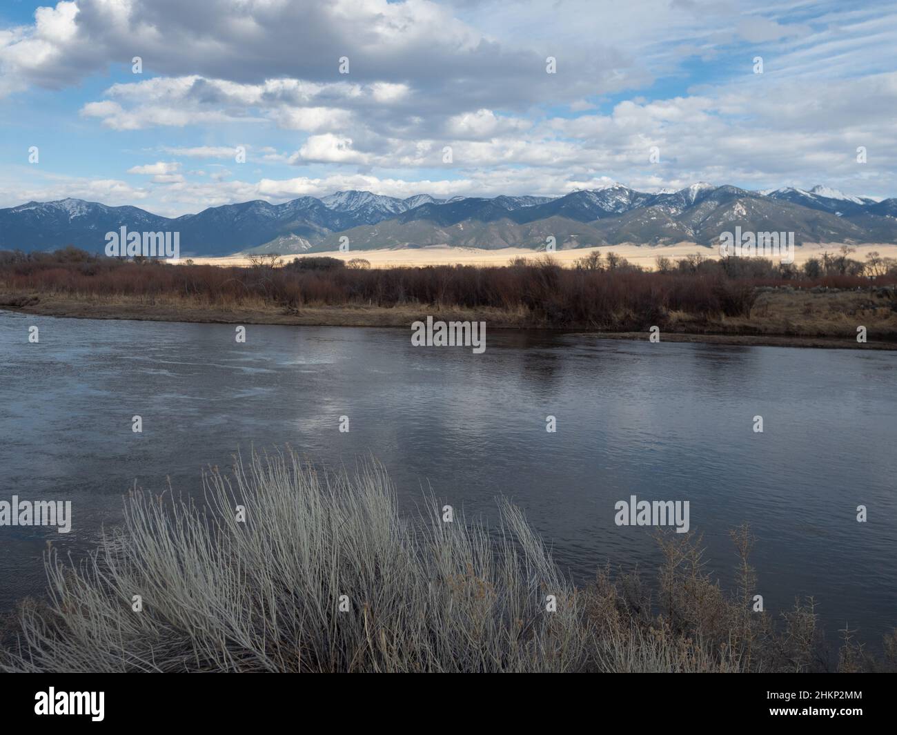 Rivière Jefferson avec les Tobacco Root Mountains dans le sud-ouest du Montana en hiver. Banque D'Images