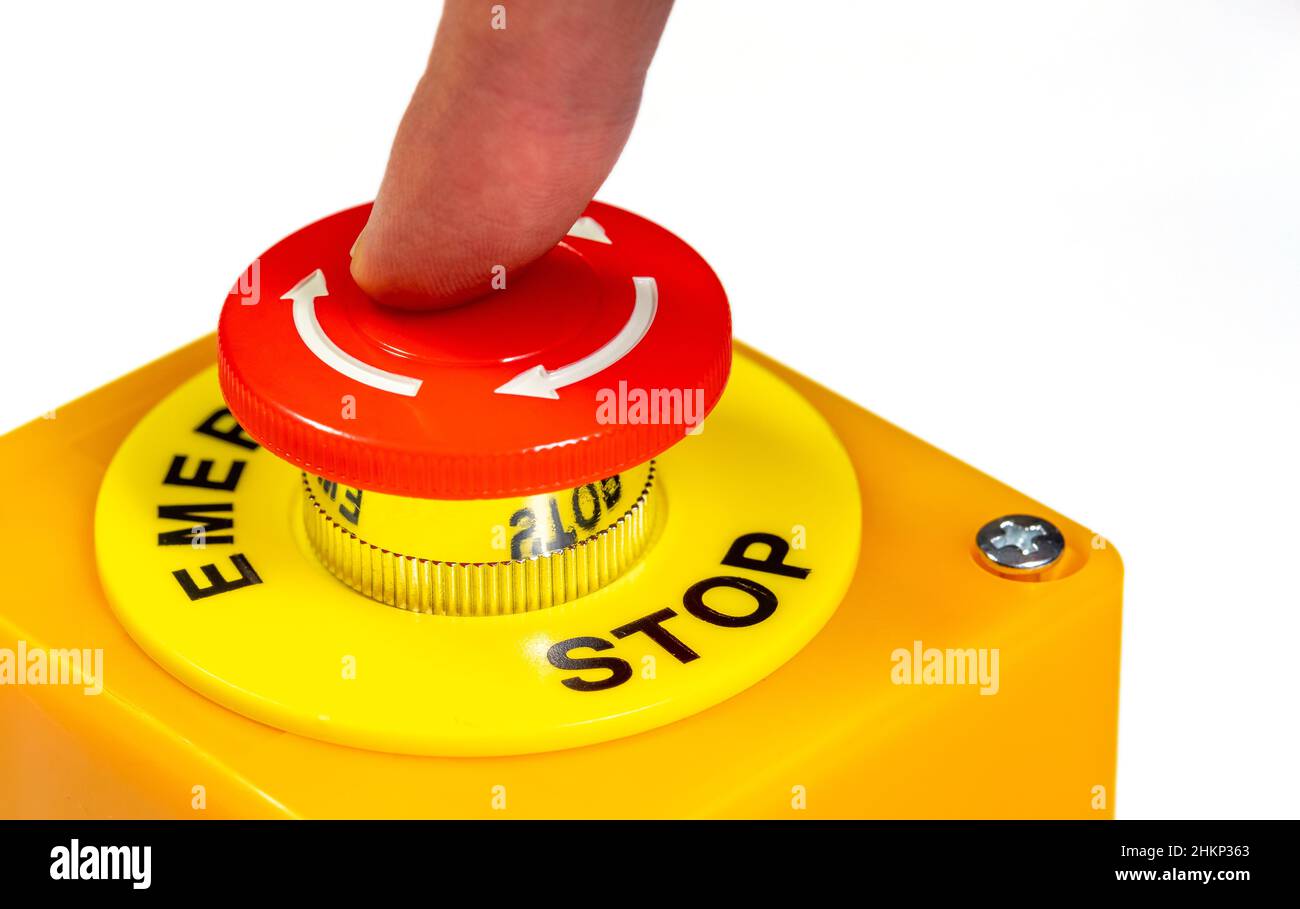 Pression du doigt sur un bouton-poussoir d'arrêt d'urgence rouge simple, interrupteur de sécurité de déverrouillage de la rotation de la machine.Sécurité sur le lieu de travail, danger pour la santé, prote Banque D'Images