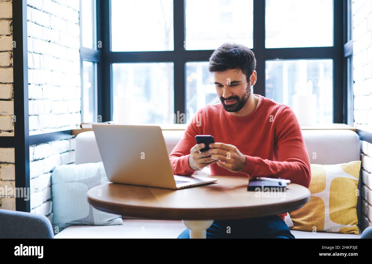 Calme homme utilisant des gadgets dans le café Banque D'Images