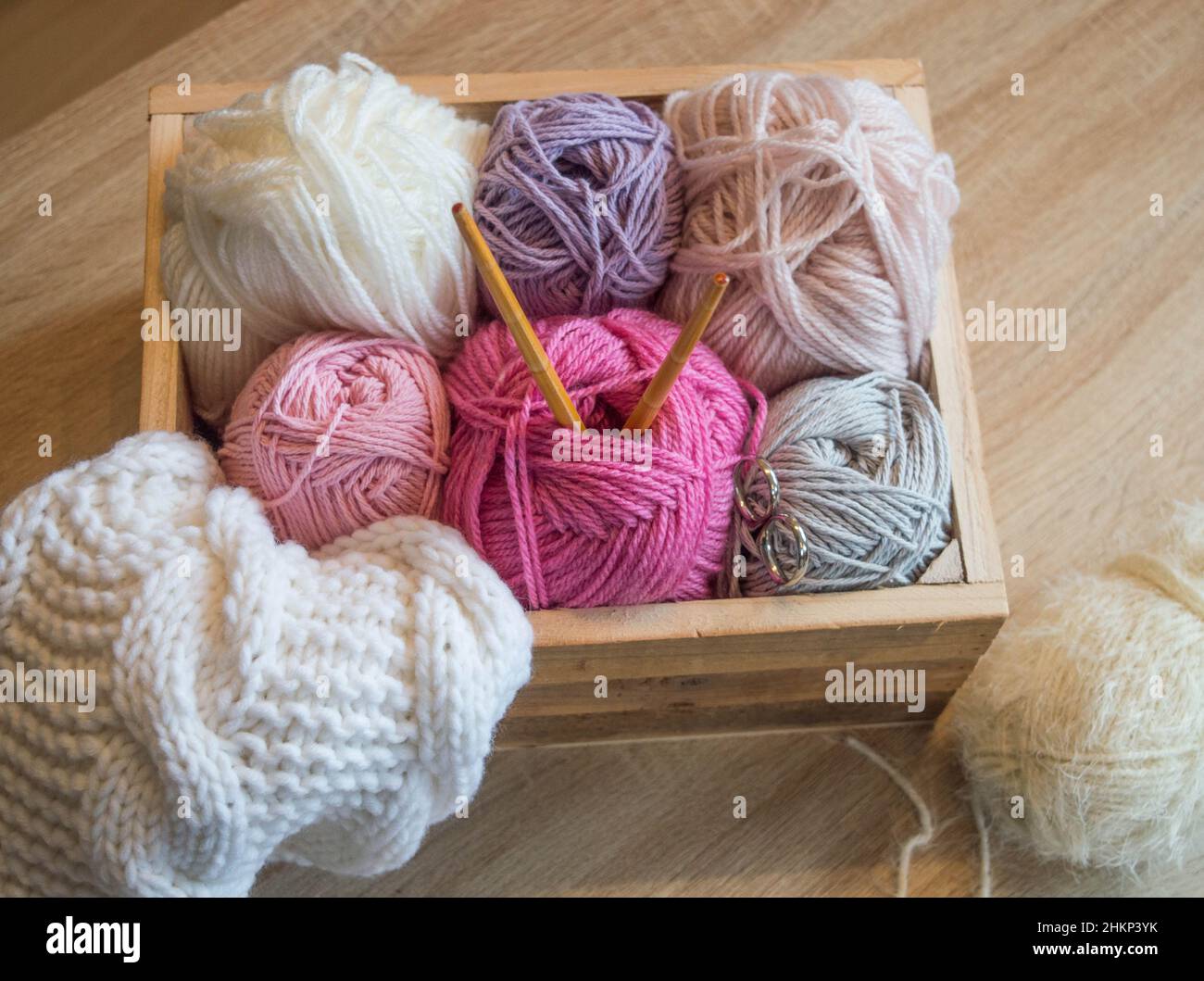 balles de laine colorées dans une boîte en bois avec aiguilles en bambou à  tricoter faites à la main Photo Stock - Alamy