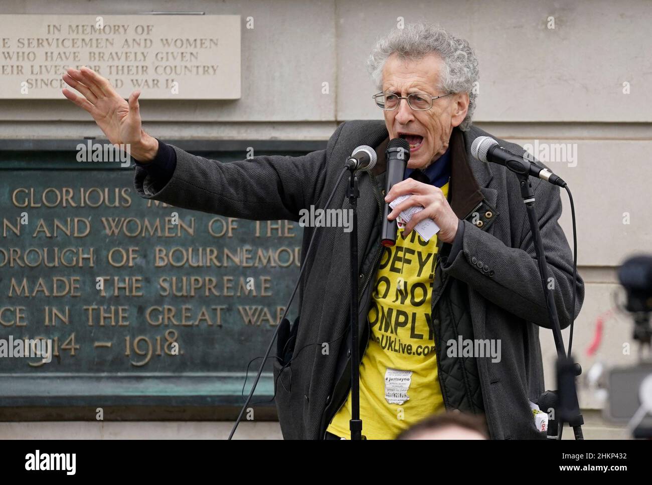 Piers Corbyn prononce un discours dans les jardins centraux de Bournemouth avant la marche de sensibilisation anti-vax de Bournemouth.Date de la photo: Samedi 5 février 2022. Banque D'Images