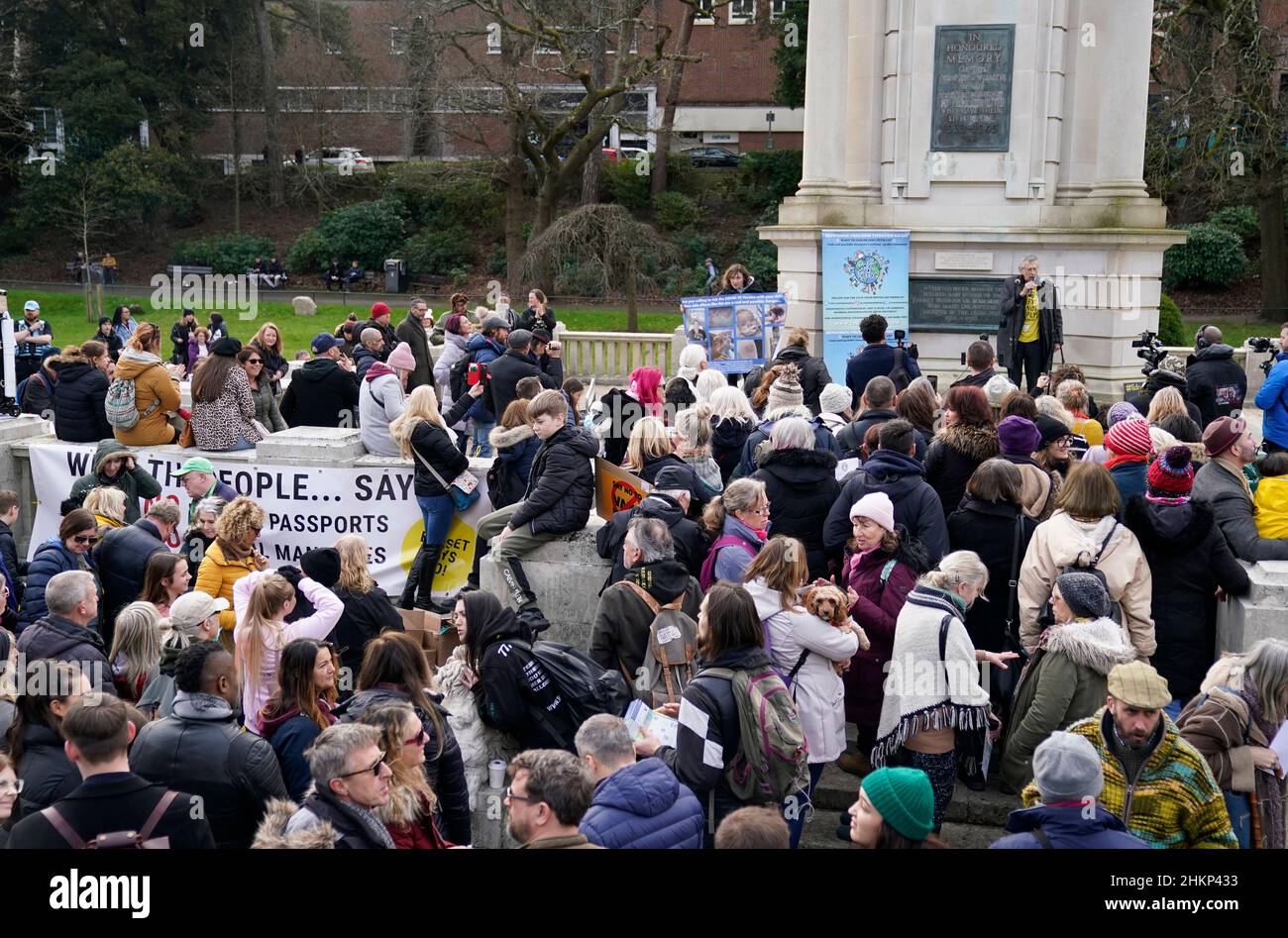 Piers Corbyn prononce un discours dans les jardins centraux de Bournemouth avant la marche de sensibilisation anti-vax de Bournemouth.Date de la photo: Samedi 5 février 2022. Banque D'Images