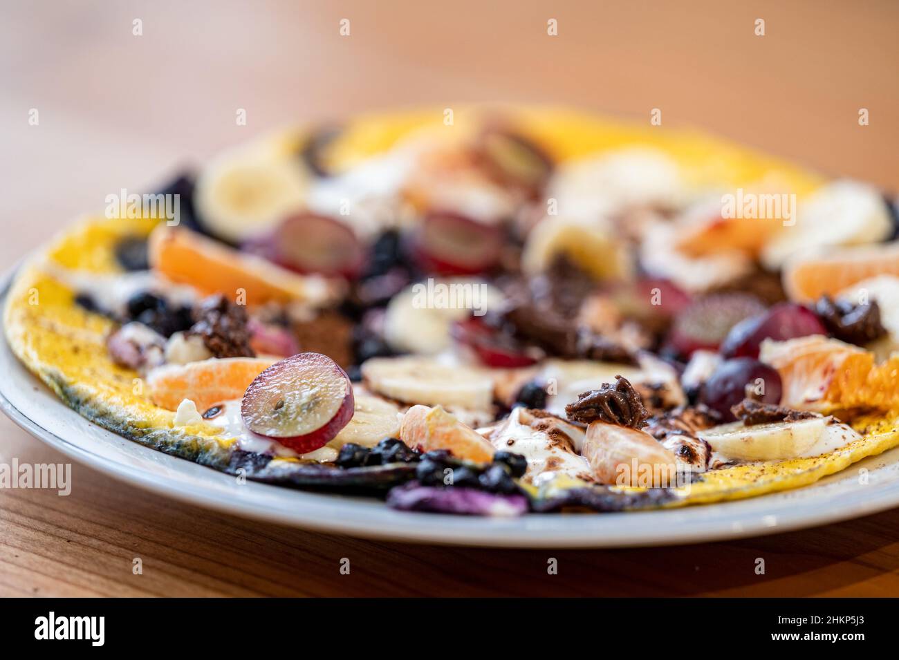Une idée de petit déjeuner délicieux.Omelette aux fruits, yaourt et chocolat. Banque D'Images
