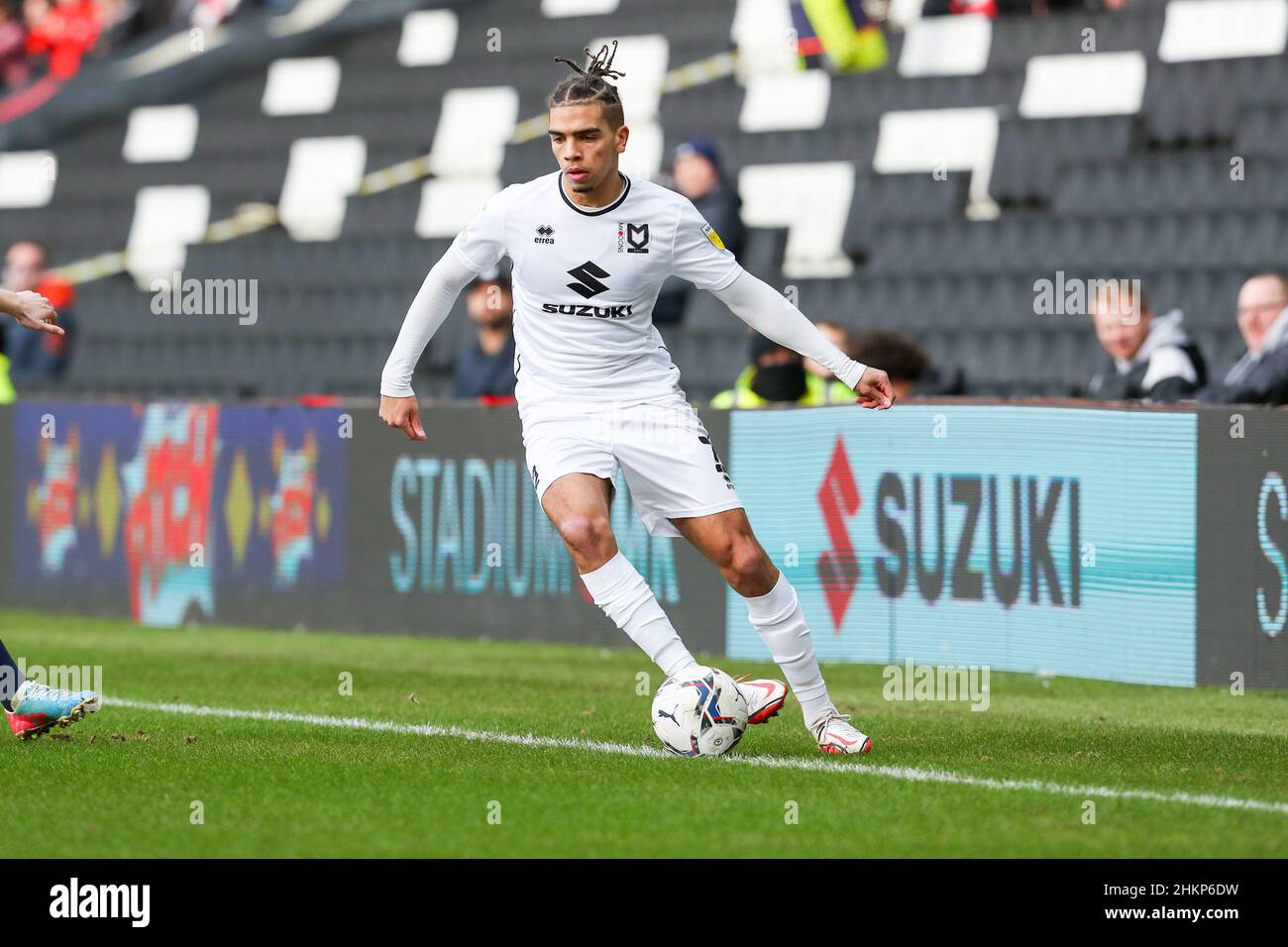 Milton Keynes, Royaume-Uni.FÉV 5th Milton Keynes Dons Tennai Watson pendant la première moitié du match de la Sky Bet League 1 entre MK Dons et Lincoln City au stade MK, Milton Keynes, le samedi 5th février 2022.(Credit: John Cripps | MI News) Credit: MI News & Sport /Alay Live News Banque D'Images