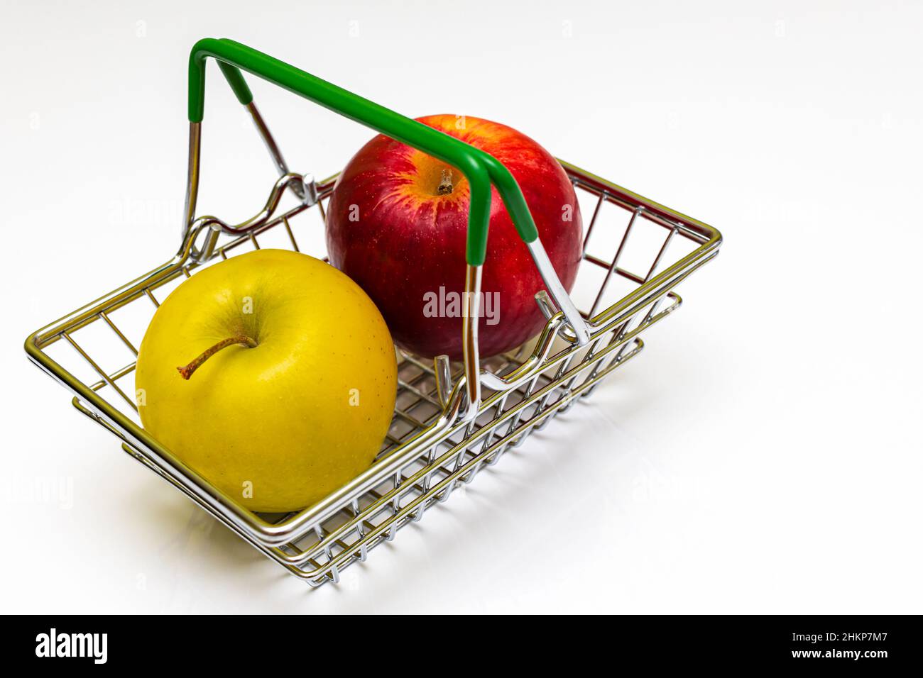 des pommes fraîches de différentes couleurs se trouvent dans un panier en métal Banque D'Images
