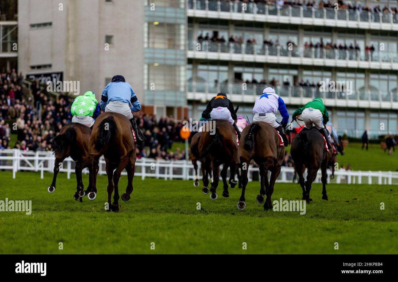 Vue générale si les cavaliers pendant l'obstacle de handicap de Virgin Bet Heroes à l'hippodrome de Sandown Park.Date de la photo: Samedi 5 février 2022. Banque D'Images