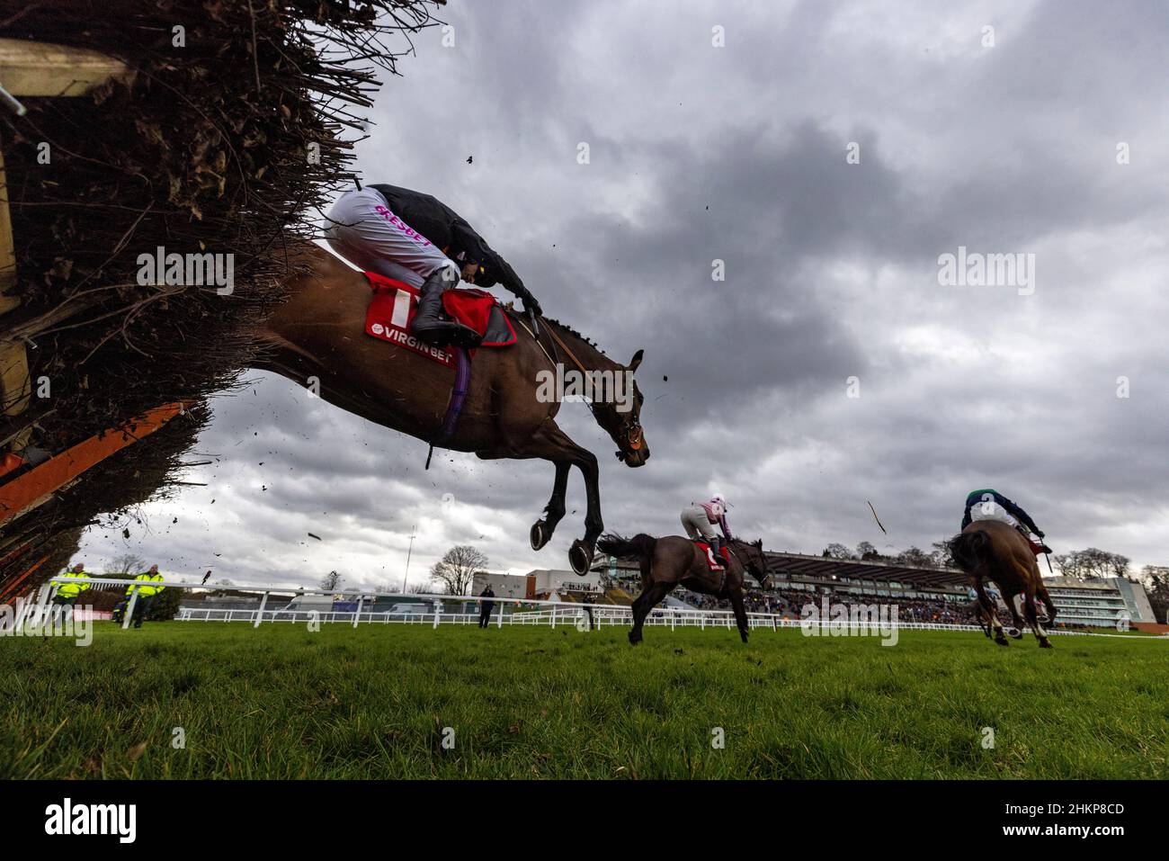 Onagaatheringstorm, hopée par le jockey Paddy Brennan, lors de l'épreuve de handicap de Virgin Bet Heroes à l'hippodrome de Sandown Park.Date de la photo: Samedi 5 février 2022. Banque D'Images