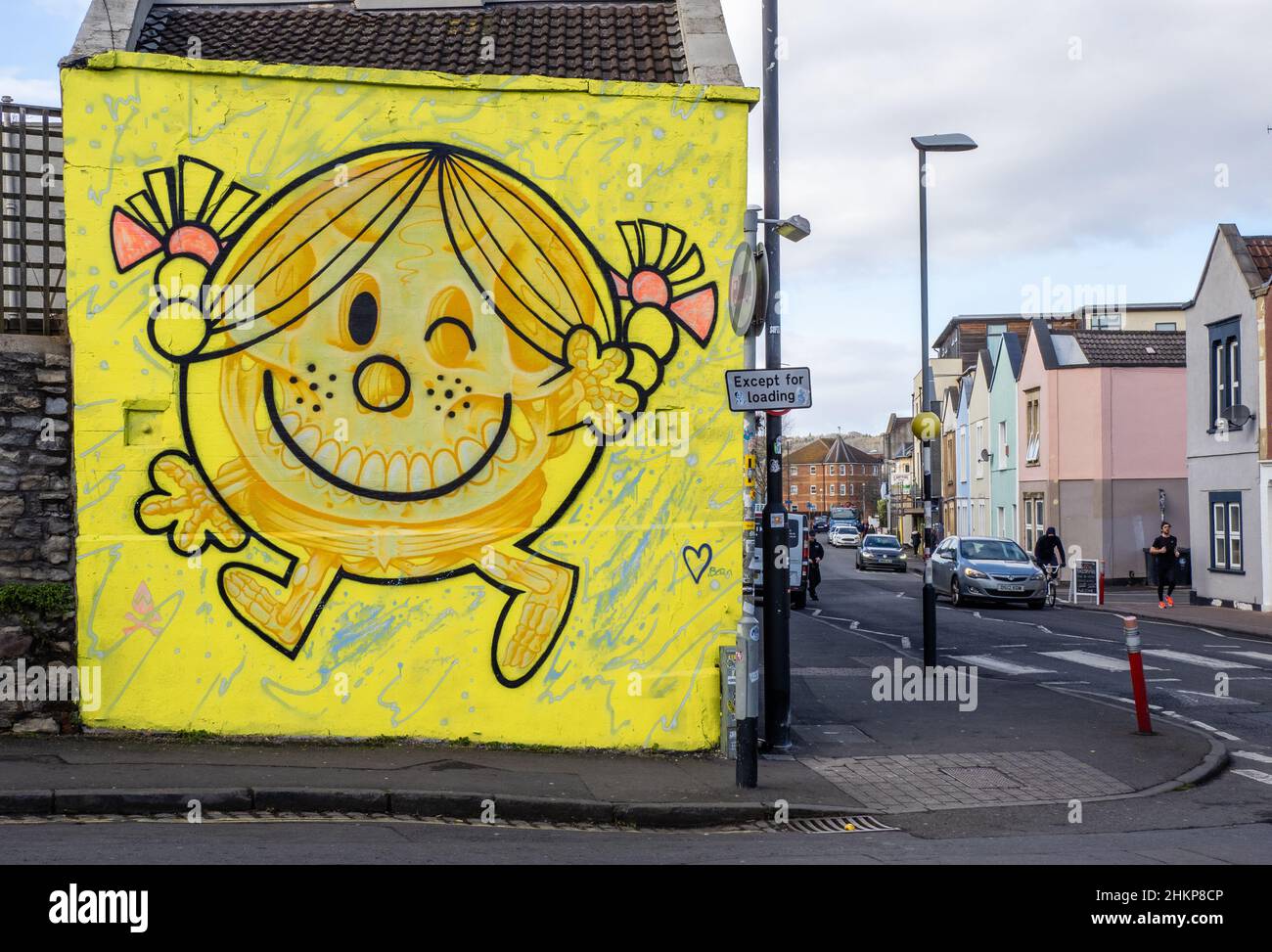 Rue à Bedminster Bristol Royaume-Uni acclamé par une fresque de Little Miss Sunshine (et squelette) - partie de Bristol Upfest par l'artiste will Blood Banque D'Images