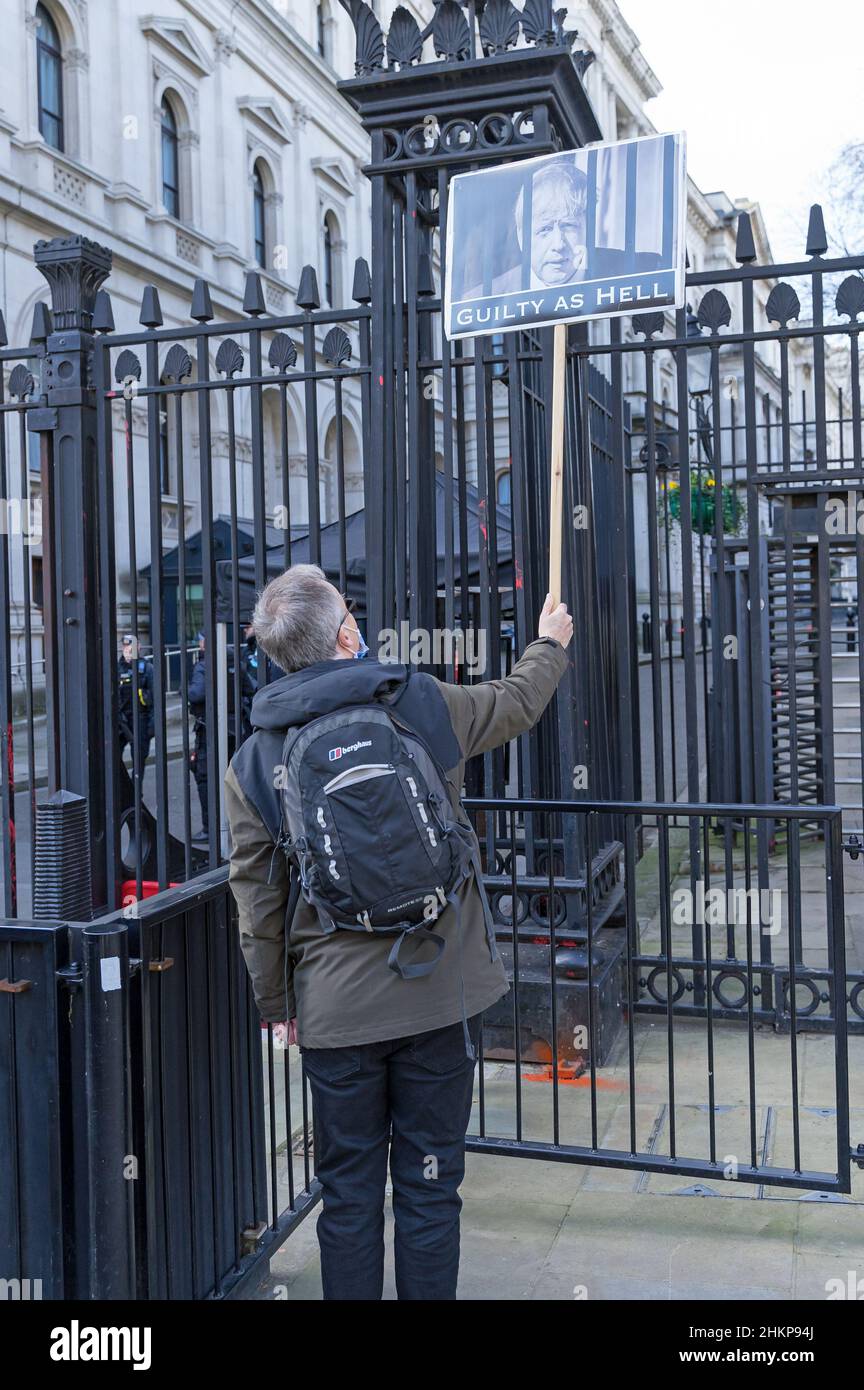 Homme protestant seul à l'extérieur du 10 Downing Street tenant un écriteau avec une photo de Boris Johnson avec le mot coupable ci-dessous.Londres - 5th février 2022 Banque D'Images