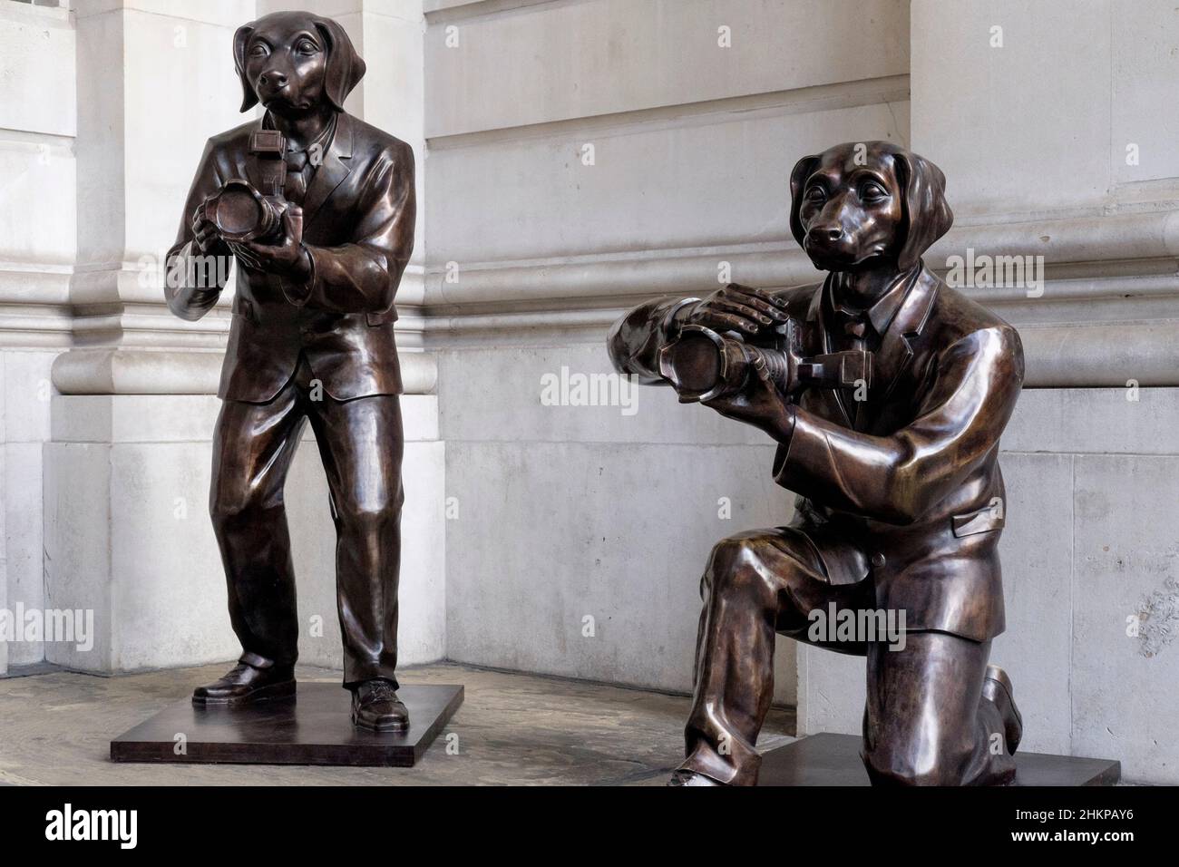 Chiens paparazzi ; sculptures en bronze du duo artistique de New York Gillie et Marc exposées au public à l'entrée de la Royal Exchange, Londres, Royaume-Uni. Banque D'Images