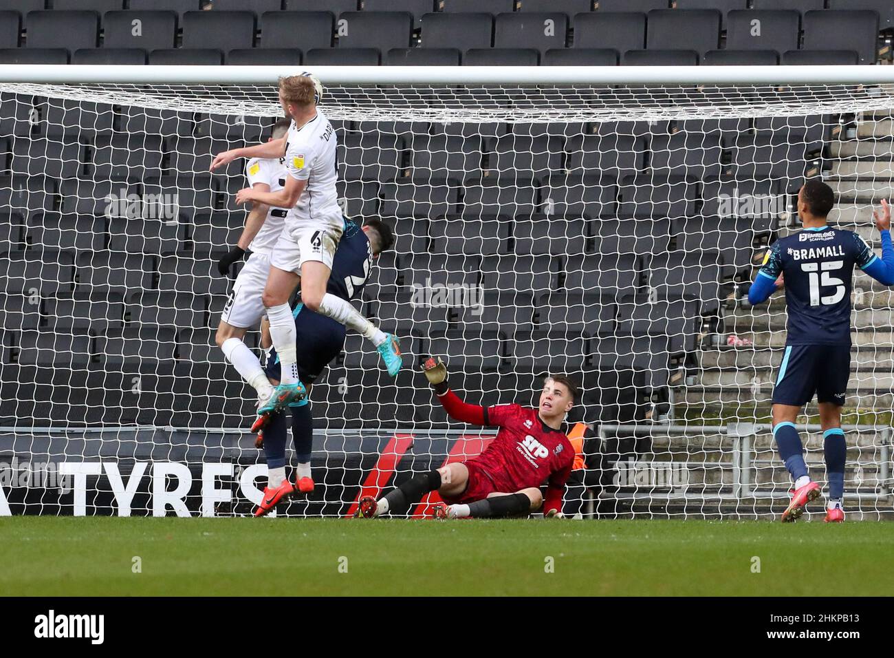 MILTON KEYNES, ROYAUME-UNI.FÉV 5th Harry Darling marque pour les dons de Milton Keynes, et égalise pour amener le niveau de score à 1 - 1 contre Lincoln City, pendant le match Sky Bet League 1 entre les dons de MK et de Lincoln City au stade MK, Milton Keynes, le samedi 5th février 2022.(Credit: John Cripps | MI News) Credit: MI News & Sport /Alay Live News Banque D'Images