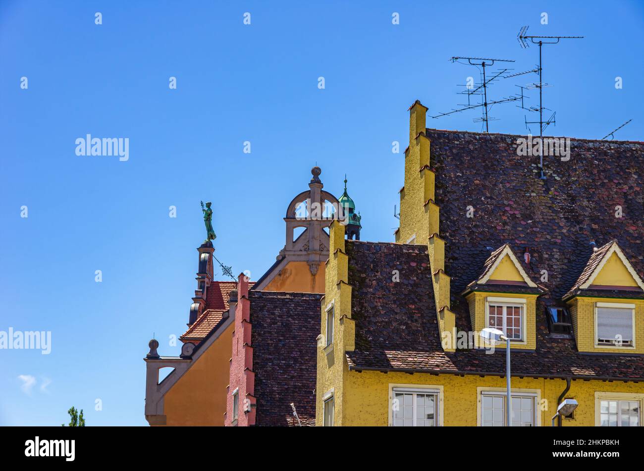 Structures de toit d'architecture historique dans la vieille ville de Lindau dans le lac de Constance, Bavière, Allemagne, Europe. Banque D'Images
