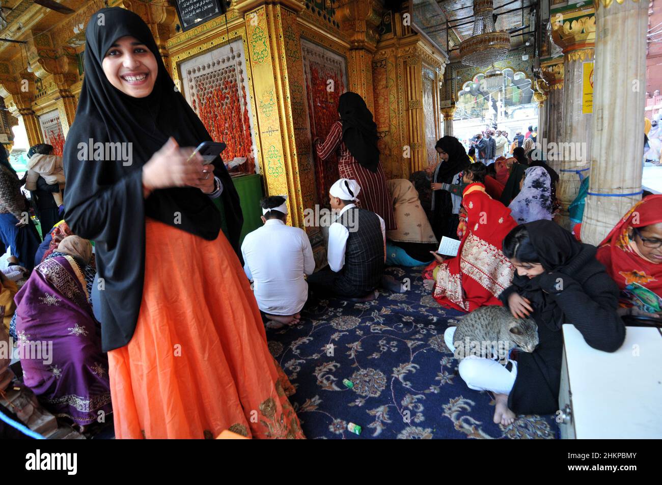 Photo de famille la feuille jaune a été apportée à la dargah dans une procession à l'occasion de Basant Pachmi, hindous et musulmans unis ensemble en portant des turbans de couleur jaune et dupatta, célébré à Hazrat Nizamuddin Auliya, Delhi,Dans laquelle l'atmosphère a été colorée avec des feuilles et des fleurs jaunes et kavali et des chansons à Delhi, en Inde, le 5 février 2022.(Photo de Ravi Batra/Sipa USA) Banque D'Images