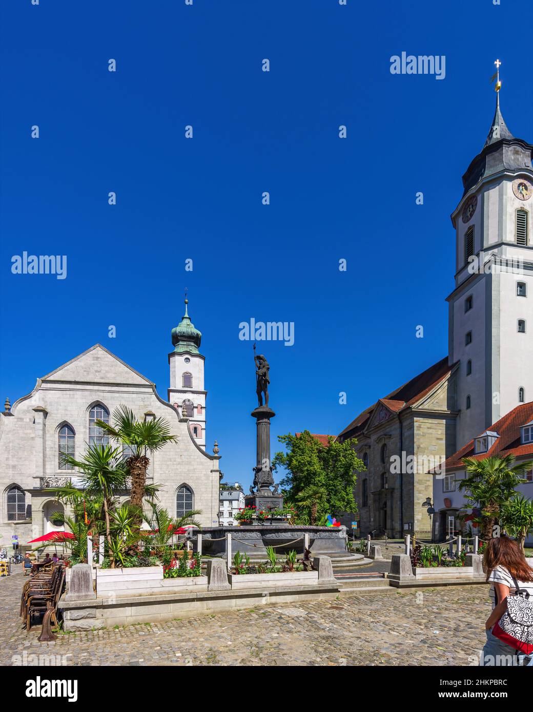 Lindau dans le lac de Constance, Bavière, Allemagne, Europe : scène animée devant la fontaine de Neptune au milieu entre Saint-Étienne et le Minster. Banque D'Images