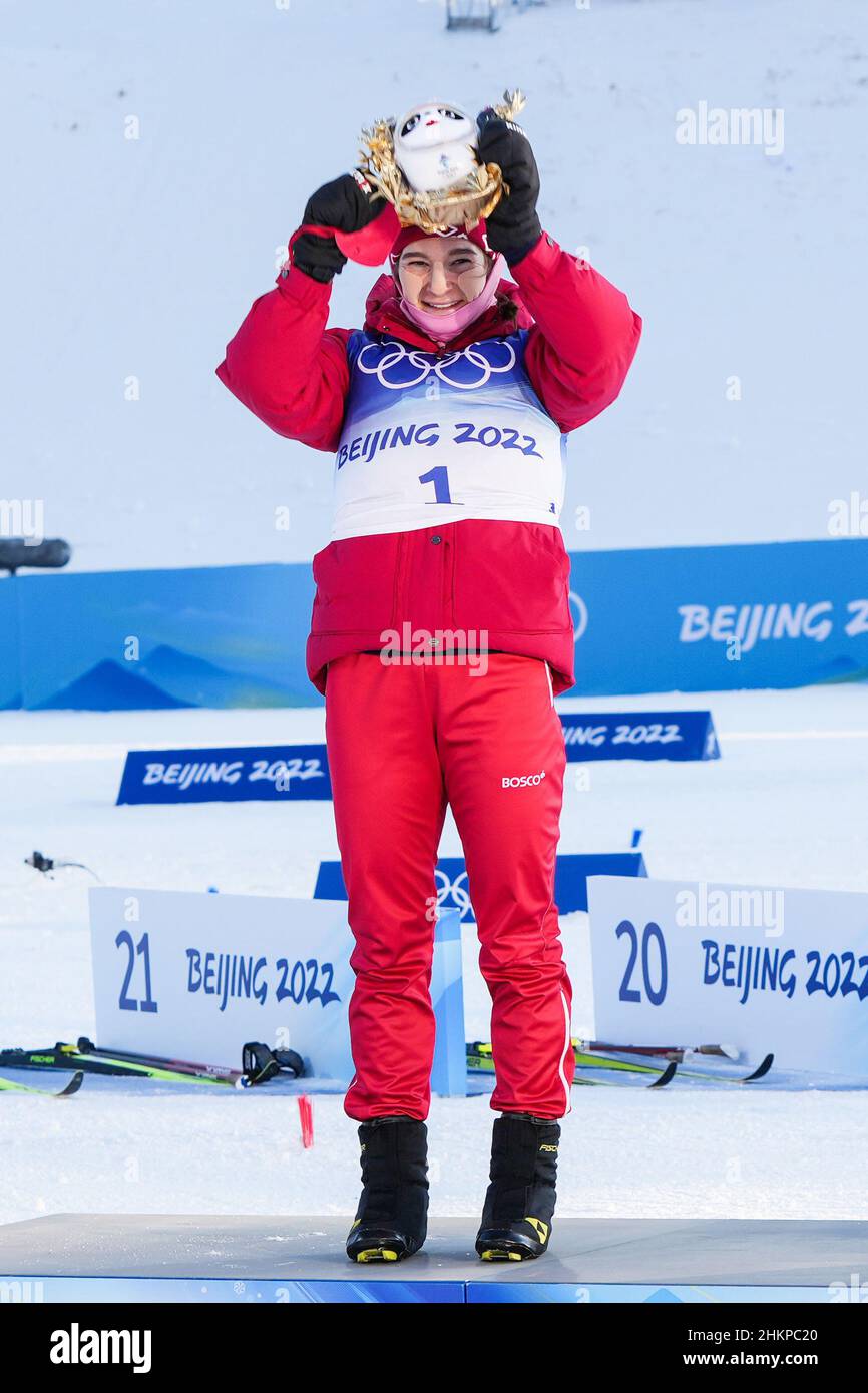 Podium, Natalia Nepryaeva (ROC) Médaille d'argent lors des Jeux Olympiques d'hiver Beijing 2022, ski de fond, femmes 7,5km + 7,5km Skiathlon le 5 février 2022 au Parc des neiges de Genting à Zhangjiakou, province de Hebei en Chine - photo: Osports/DPPI/LiveMedia Banque D'Images