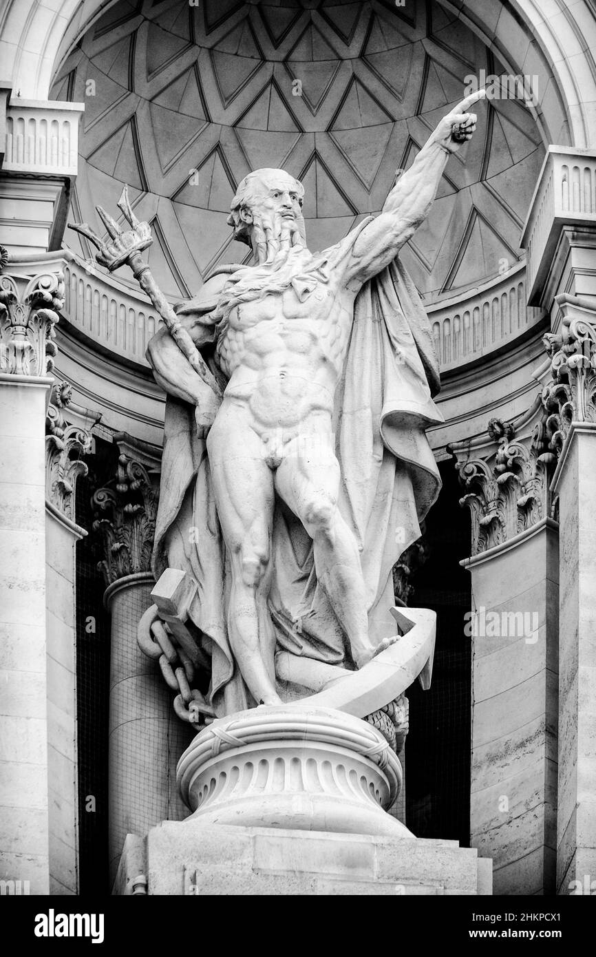 Statue du Père Thames au-dessus du 10 Trinity Square, ancien quartier général de l'Administration portuaire de Londres, ville de Londres, Royaume-Uni. Banque D'Images