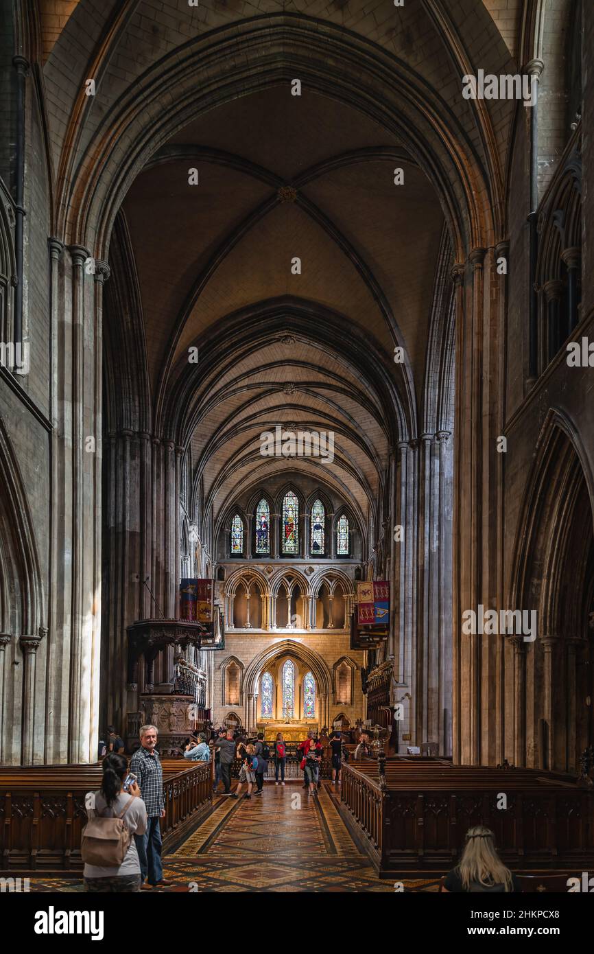 Dublin, Irlande, août 2019 touristes visite et visite de l'intérieur de la cathédrale St Patrick, hall principal avec autel Banque D'Images