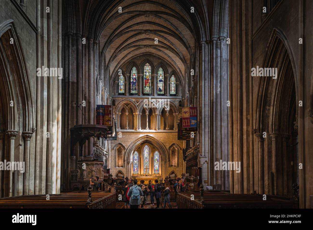 Dublin, Irlande, août 2019 touristes visite et visite de l'intérieur de la cathédrale St Patrick, hall principal avec autel Banque D'Images