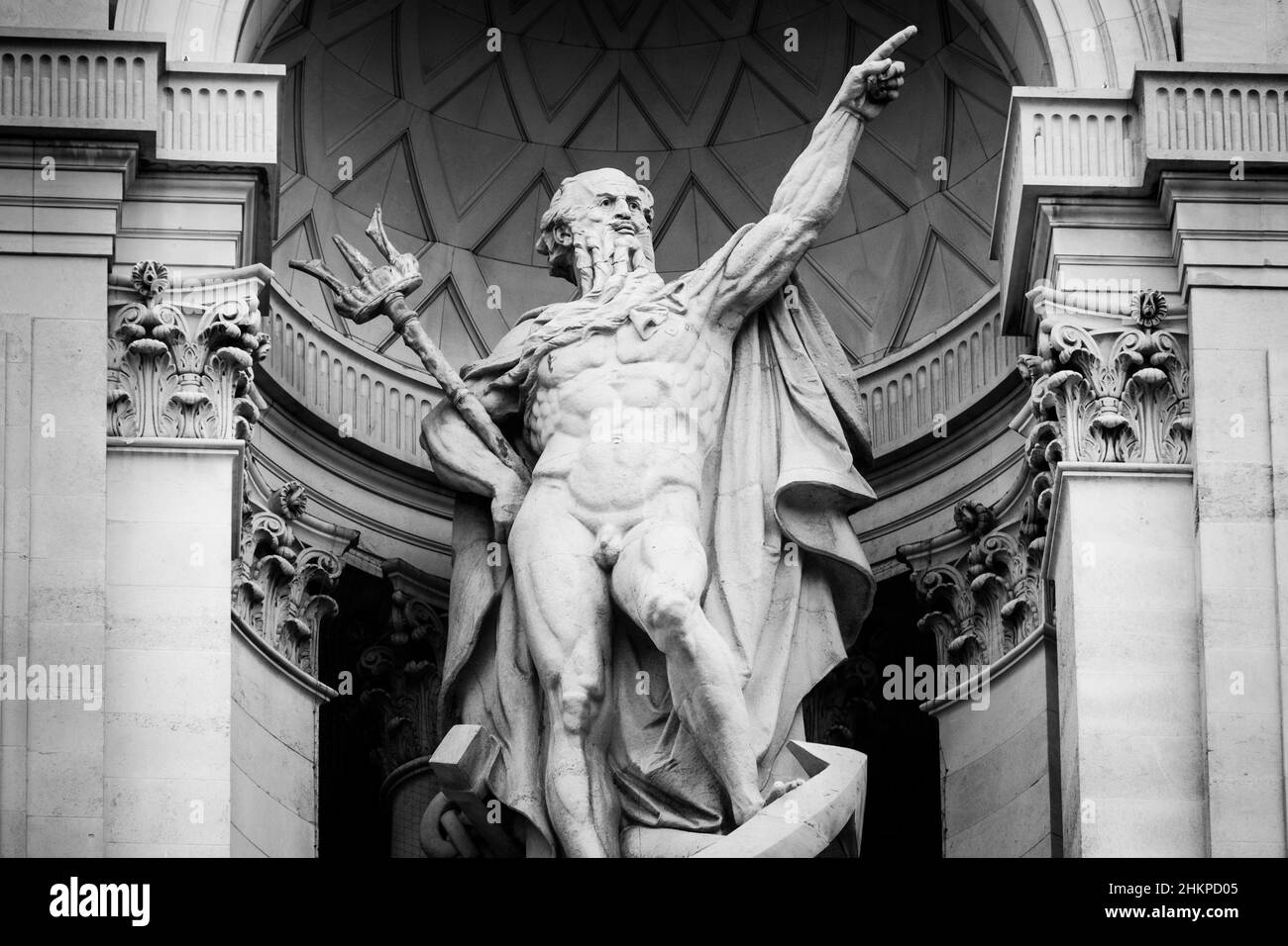 Statue du Père Thames au-dessus du 10 Trinity Square, ancien quartier général de l'Administration portuaire de Londres, ville de Londres, Royaume-Uni. Banque D'Images