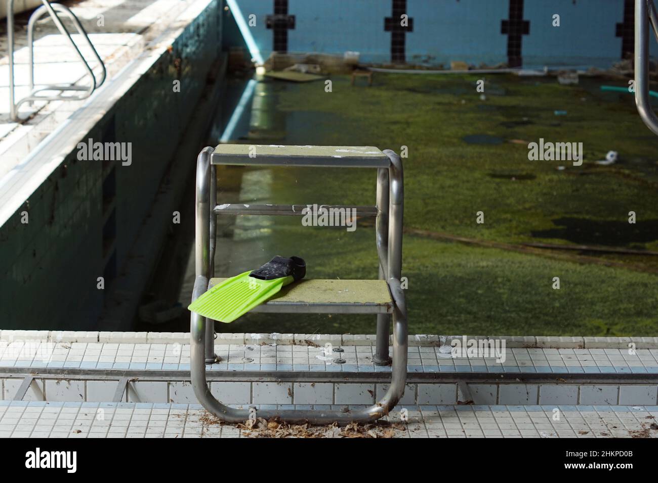 piscine fermée abandonnée, eau sale pleine d'algues Banque D'Images