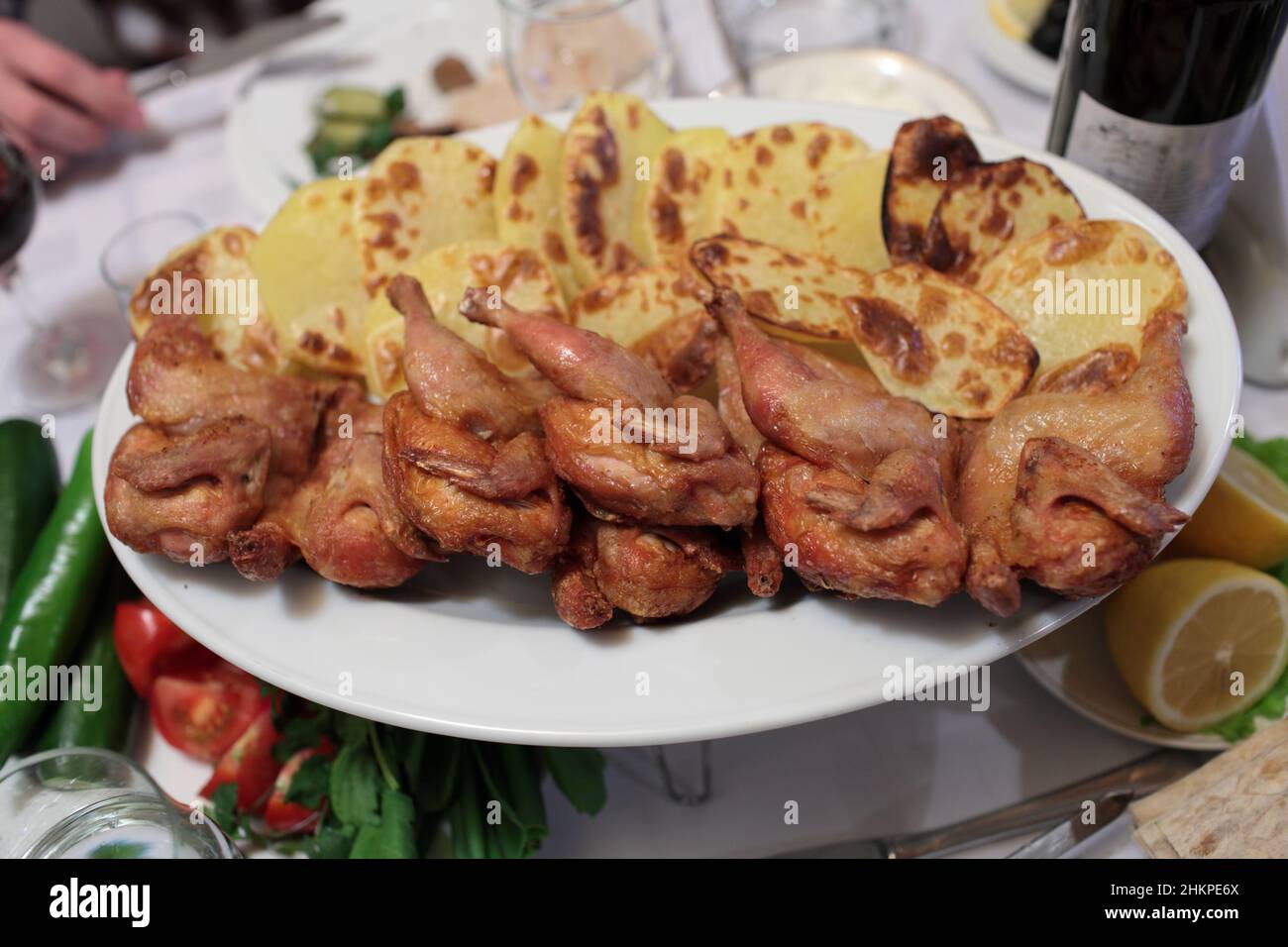 Le poulet rôti avec une tranche de pommes de terre dans le restaurant, Erevan, Arménie Banque D'Images