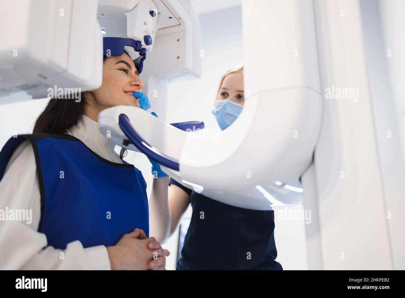 Une patiente fait un tomographe à ordinateur dentaire.Le radiologue effectue une acquisition CT de la mâchoire Banque D'Images