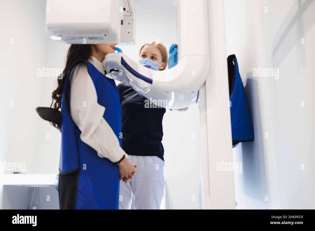 Une patiente fait un tomographe à ordinateur dentaire.Le radiologue effectue une acquisition CT de la mâchoire.Femme prenant des rayons X panoramiques des dents en clinique Banque D'Images
