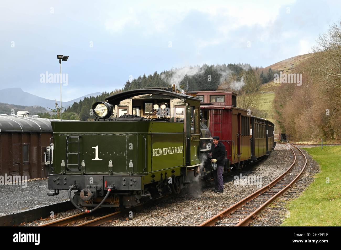 Merthyr Tydfil, pays de Galles - décembre 2021 : moteur à vapeur d'époque sur le chemin de fer à voie étroite du chemin de fer de montagne Brecon Banque D'Images