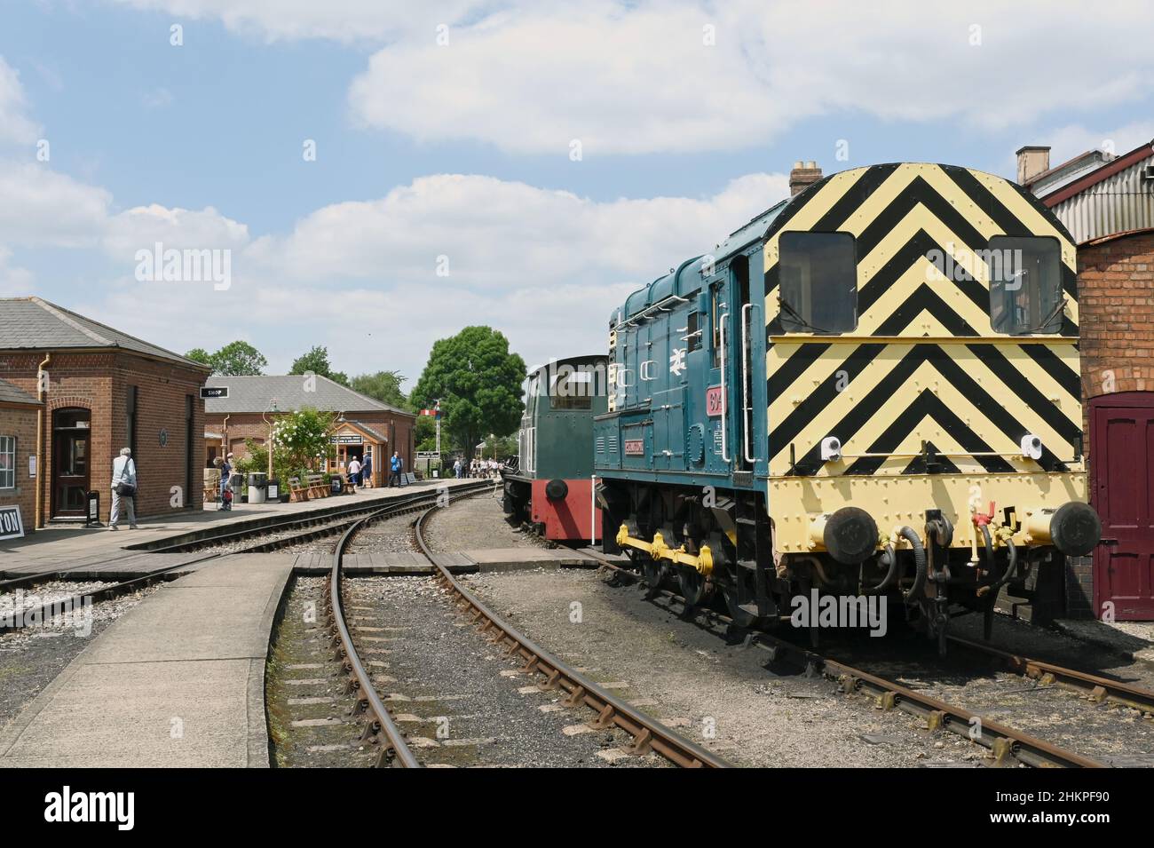 Didcot, Oxford, Angleterre - juin 2021 : locomotive à moteur diesel au centre de Didcot Steam Railway. Sur la gauche se trouvent des bâtiments préservés Banque D'Images