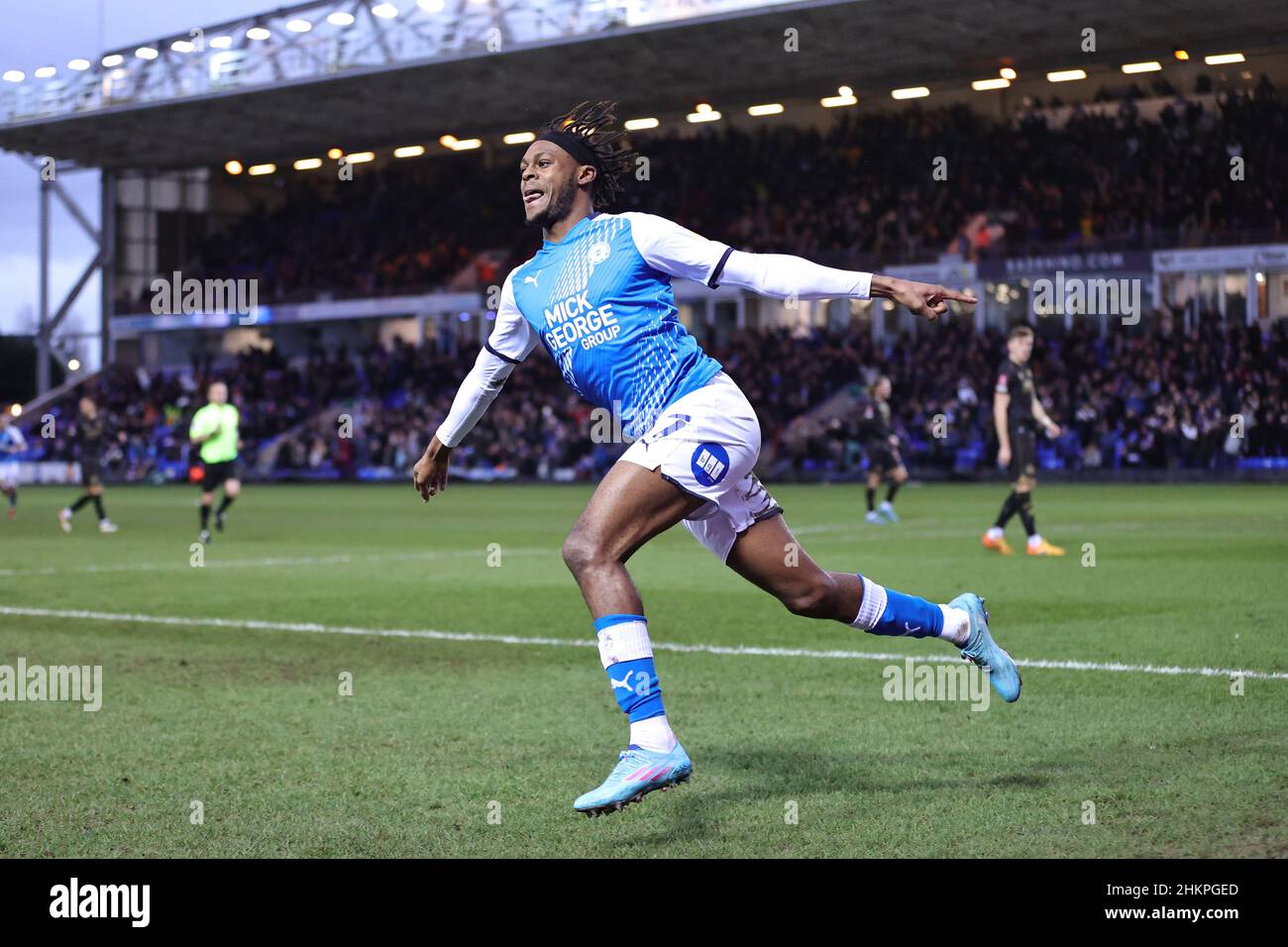 PETERBOROUGH, ROYAUME-UNI.FÉV 5TH.Ricky-Jade Jones, de Peterborough United, célèbre après avoir marquant son deuxième but à ses équipes lors du match de la quatrième ronde de la coupe Emirates FA Cup entre Peterborough United et les Queens Park Rangers au Weston Homes Stadium, Peterborough, le samedi 5th février 2022.(Crédit : James HolyOak | MI News) crédit : MI News & Sport /Alay Live News Banque D'Images