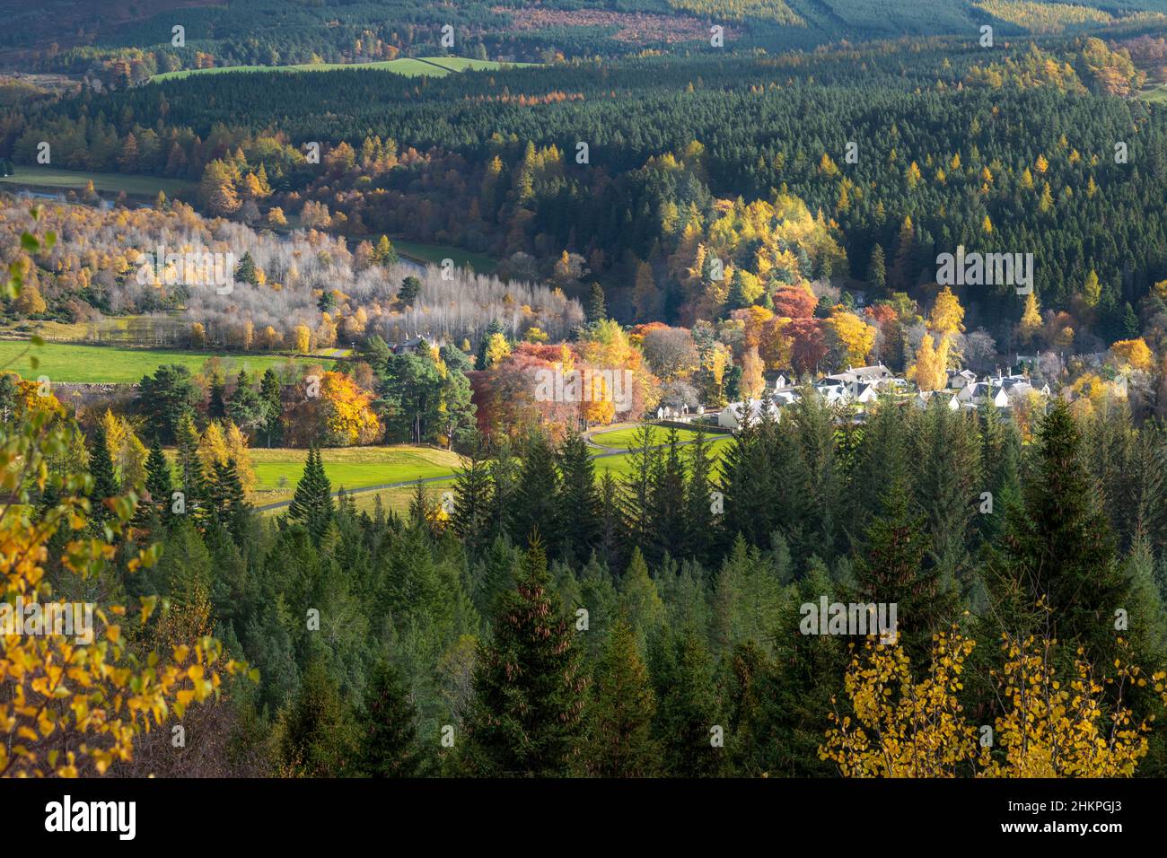 BALMORAL ROYAL DEESIDE ECOSSE SCÈNE D'AUTOMNE VUE SUR LES MAISONS DE LA PROPRIÉTÉ DE LA RIVIÈRE DEE ET LES ARBRES COLORÉS Banque D'Images