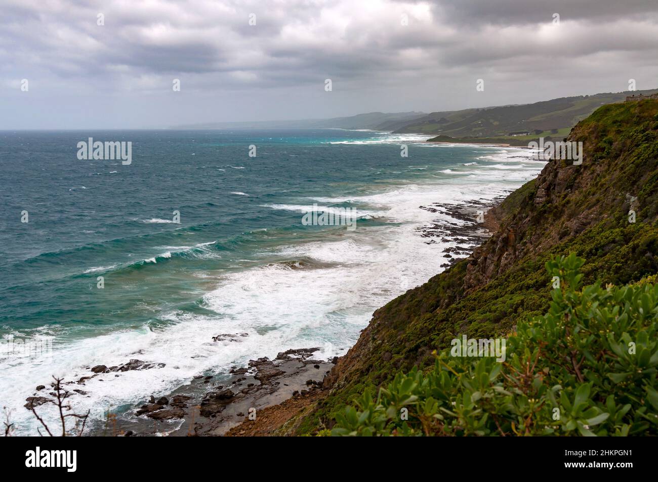 Great Ocean Road par temps nuageux, Victoria, Australie Banque D'Images