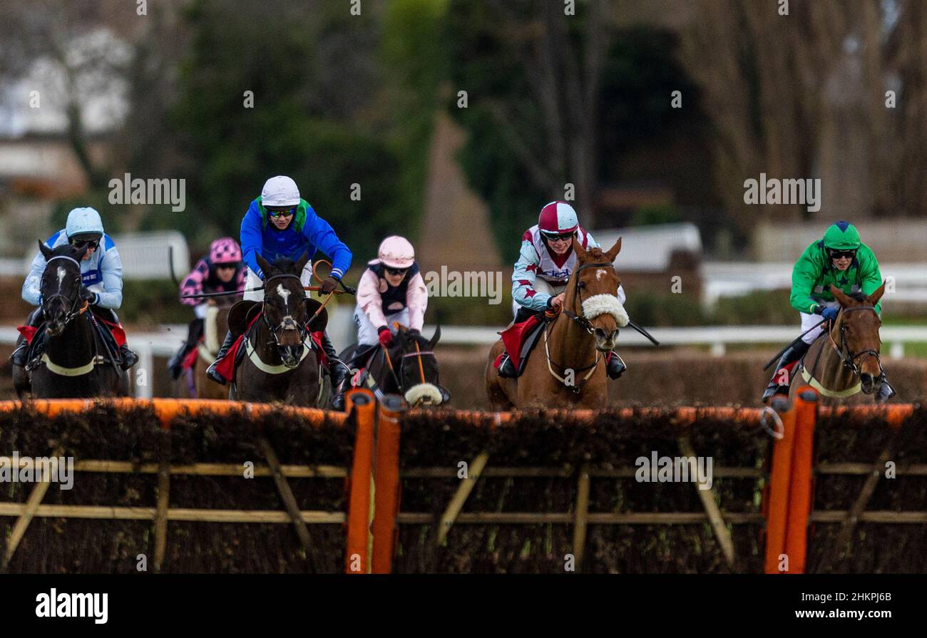 Whydah Gally, criée par le jockey Brendan Powell (à gauche) et Peejaybee, criée par le jockey James Bowen (à droite), remporte l'haies handicap de Virgin Bet novices à l'hippodrome de Sandown Park.Date de la photo: Samedi 5 février 2022. Banque D'Images