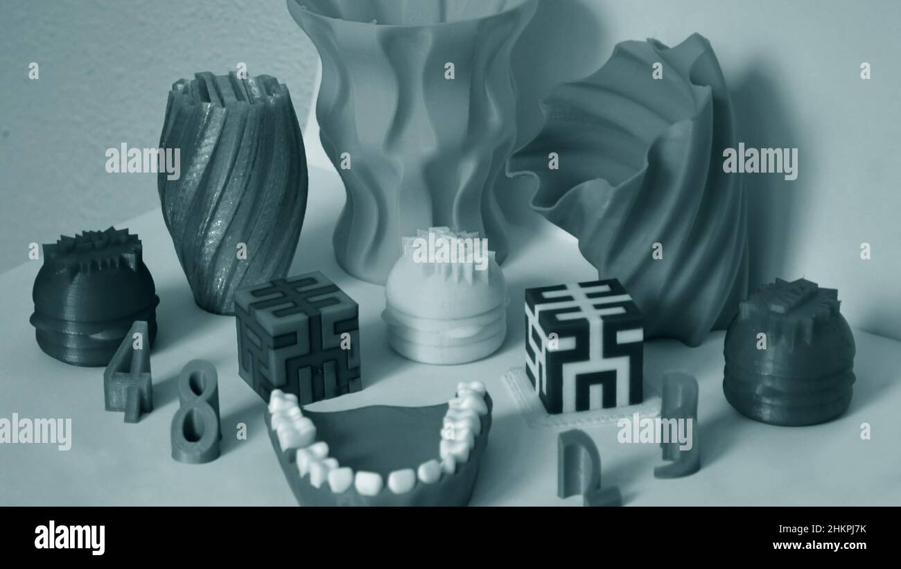 Modèles imprimés par l'imprimante 3D. Objets imprimés sur l'imprimante 3D sur la table Banque D'Images