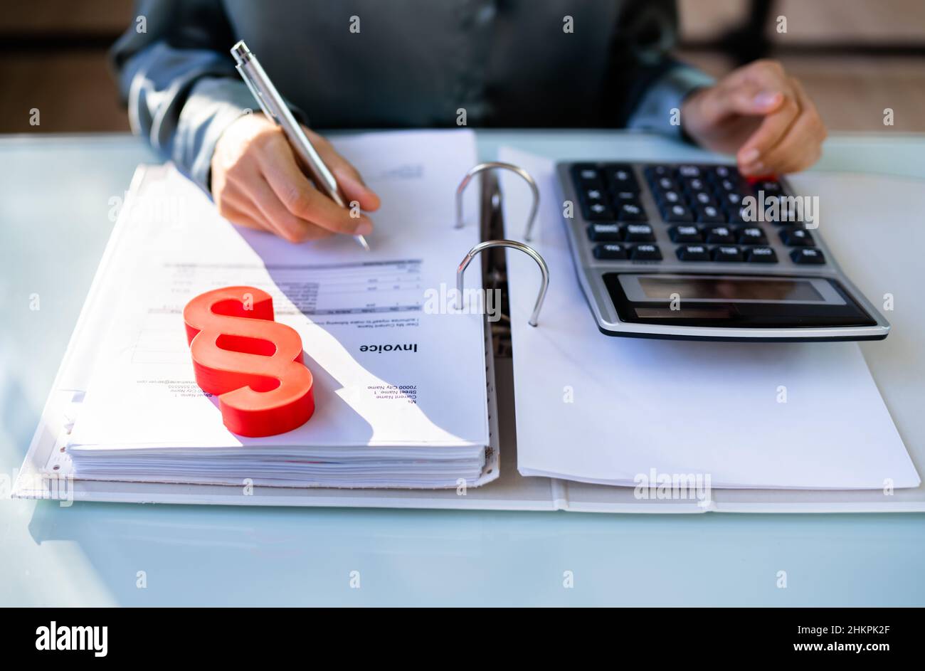 Paragraphe rouge et calculatrice au bureau du procureur de la magistrature Banque D'Images