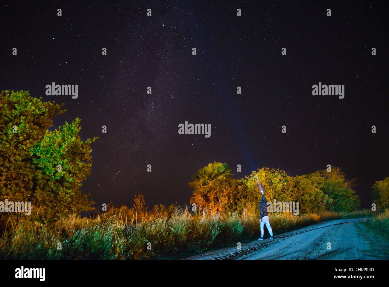 Un homme de derrière éclaire le ciel dans la nuit de la nouvelle lune Banque D'Images