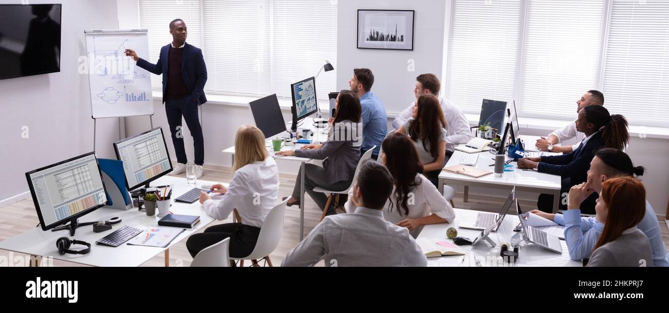 Présentation de la formation d'entreprise en salle de classe avec ordinateurs Banque D'Images