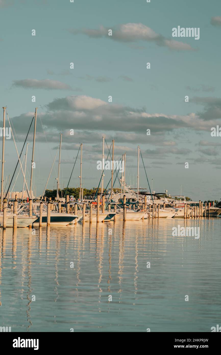 port de plaisance coucher de soleil nuages ciel magnifique scène bateaux Banque D'Images