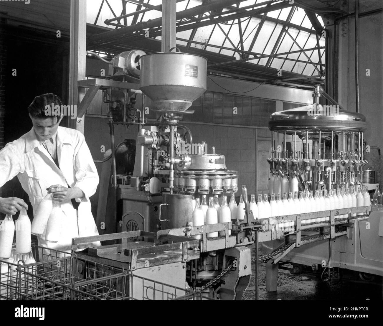 Usine d'embouteillage de lait.Machine d'embouteillage et de bouchage du lait.Boisson à grande vitesse Banque D'Images